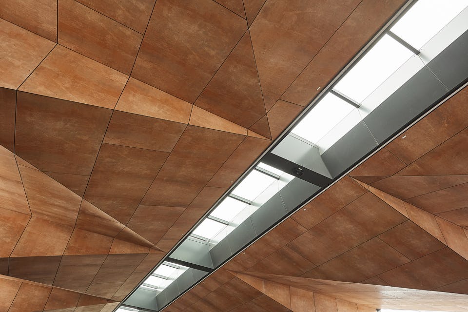 Etex: ‘Het vezelcementmateriaal combineert de uitstraling van natuurlijke oppervlakken met de technische eigenschappen van vezelcement.’