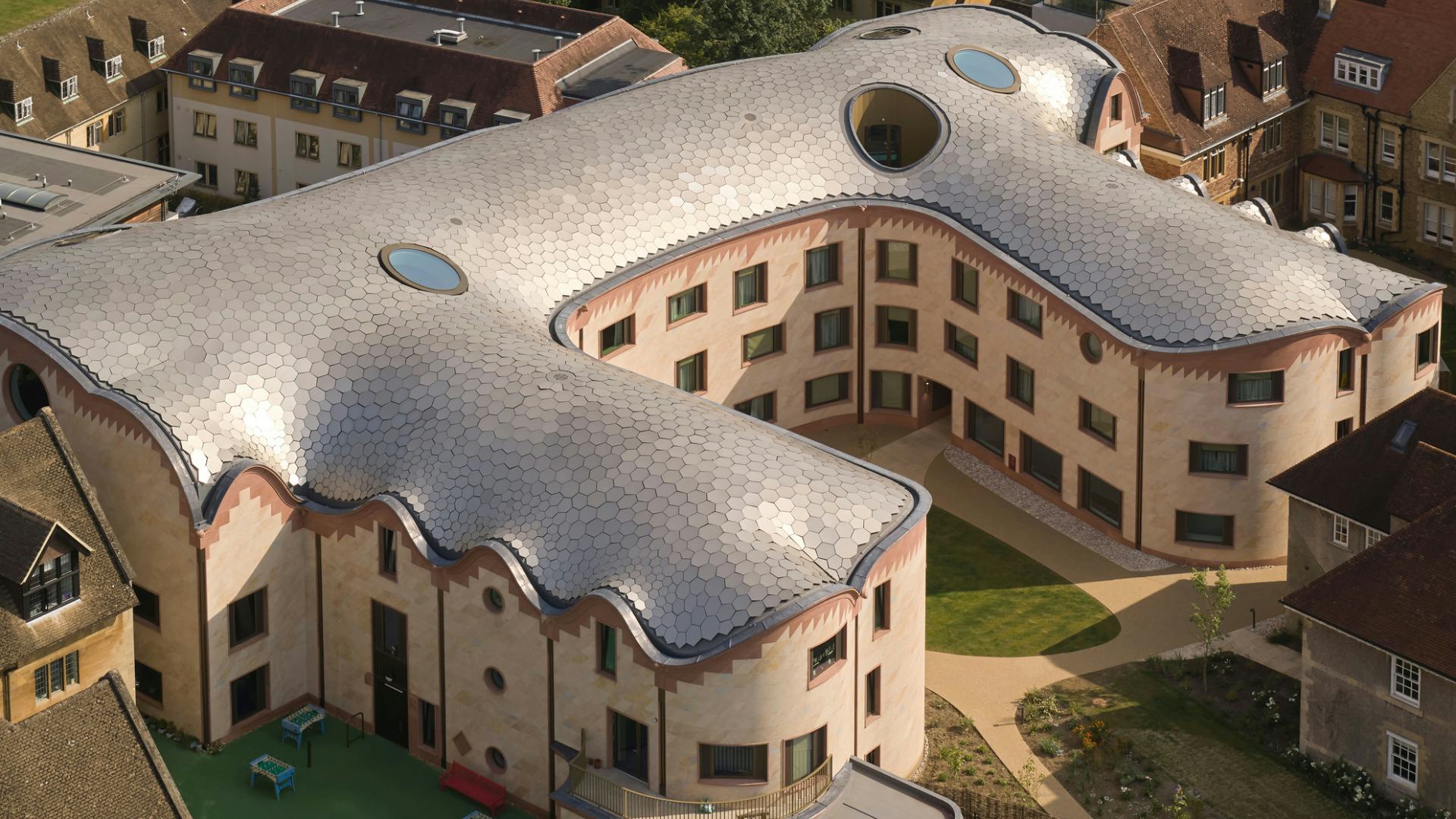 Hoofdgebouw New College Oxford met woon- en verblijfsruimtes voor studenten door David Kohn Architects. Beeld Will Pryce