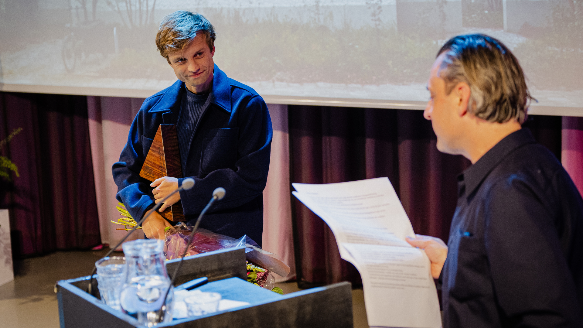 Maarten van Kesteren (Maarten van Kesteren architecten) ontvangt de Niet Verhuizen maar Verbouwen Award. Beeld David Meulenbeld