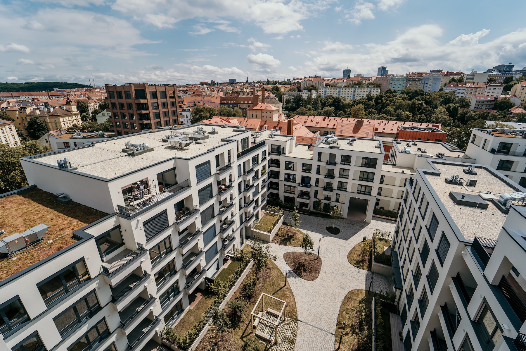 Nuselský pivovar, ontwikkeld door Penta Real Estate, combineert nieuwgebouwde woningen met gerestaureerde historische structuren – 505 appartementen naast cafés, diensten en een levendig commercieel gebied.
