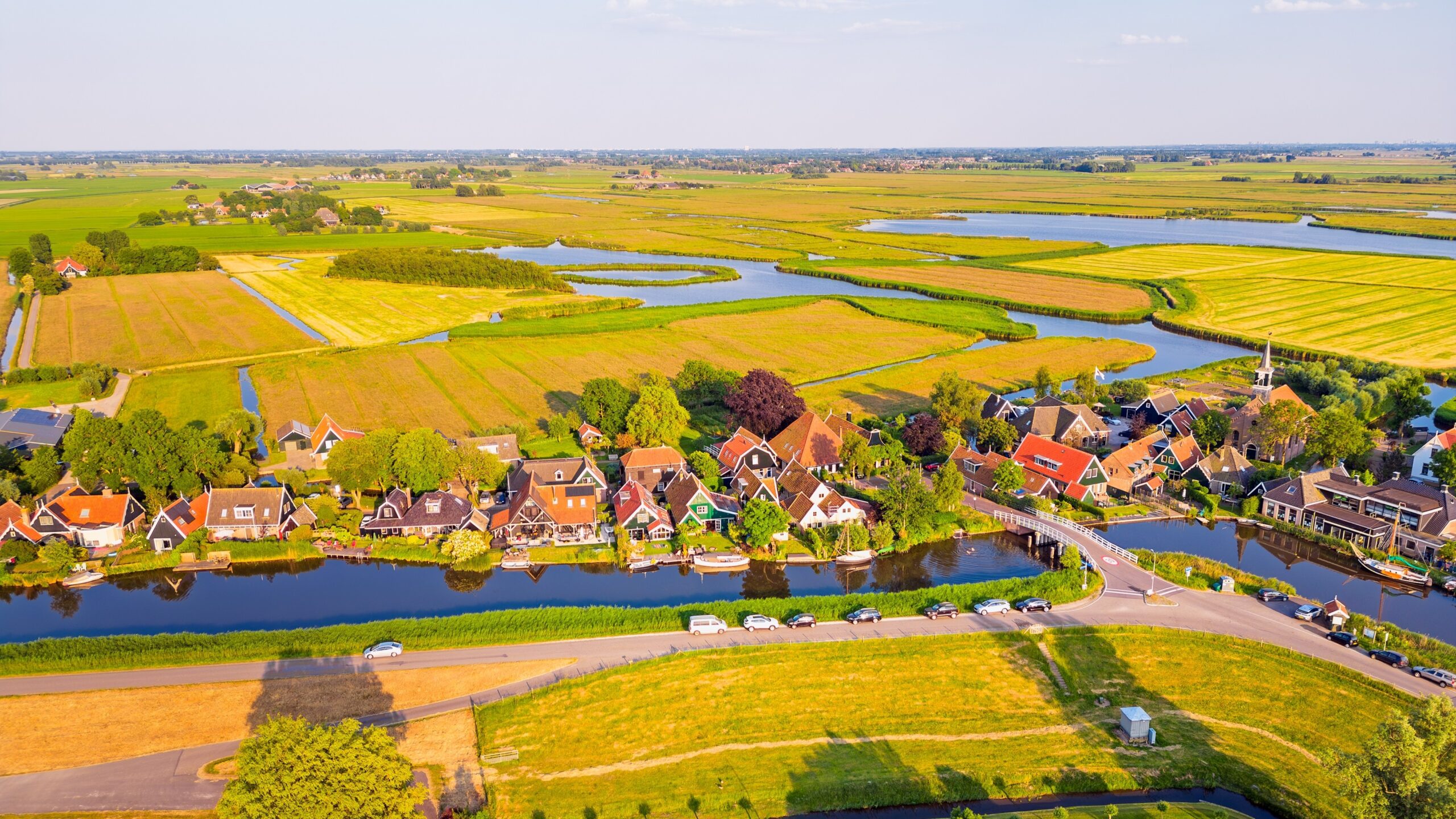 Polder bij Alkmaar. Volgens het Ontwerp-Nota Ruimte is dit een van de 21 grootschalige woningbouwlocaties waar tot 2050 minstens 15.000 woningen bijgebouwd moeten worden. Beeld Allard One/shutterstock