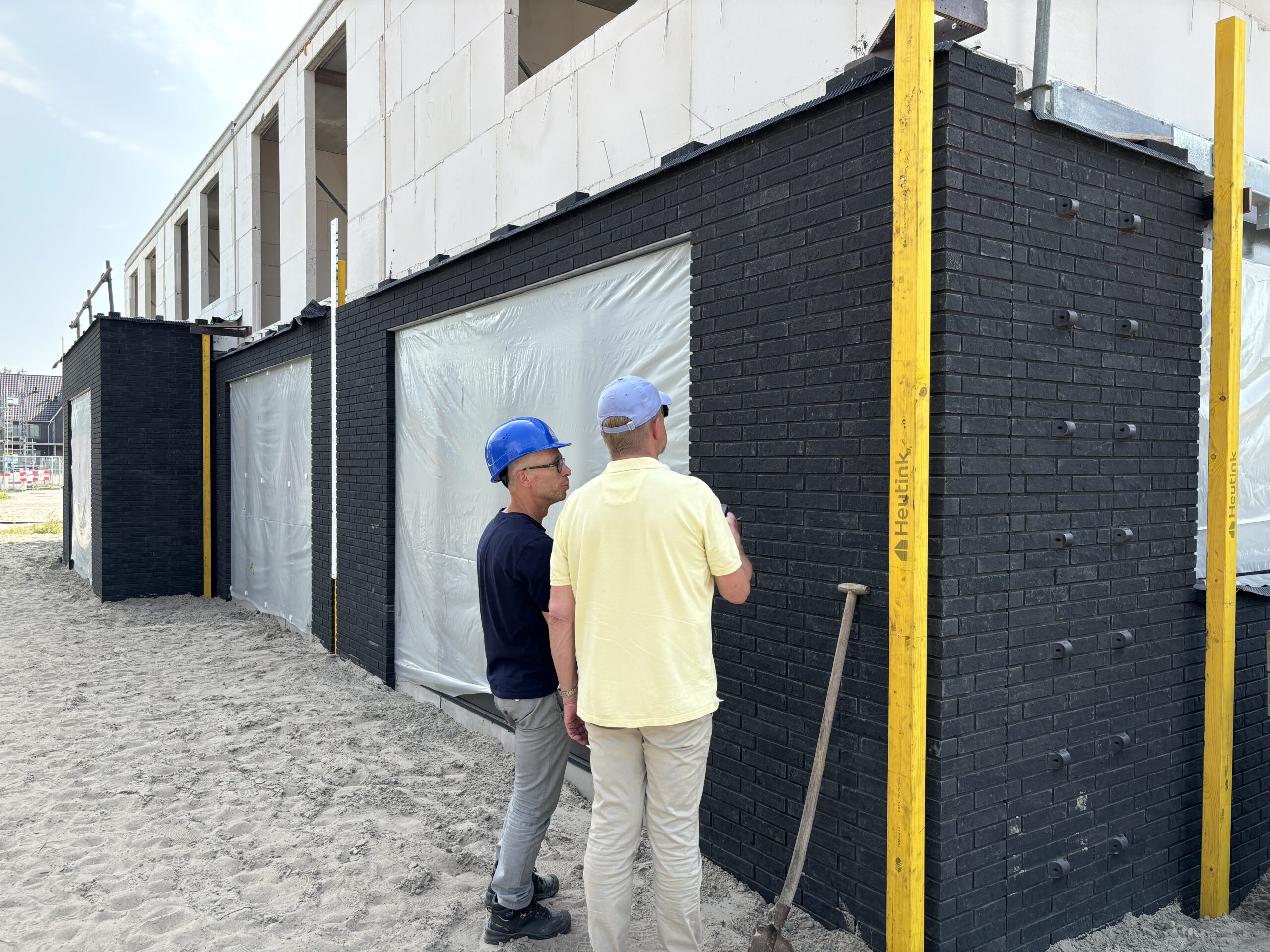 Architect Merijn de Jong van Heren 5 Architecten is trots op het resultaat 
van de eerste bouw in Nederland 
met de CO2-negatieve gevelsteen Pirrouet.