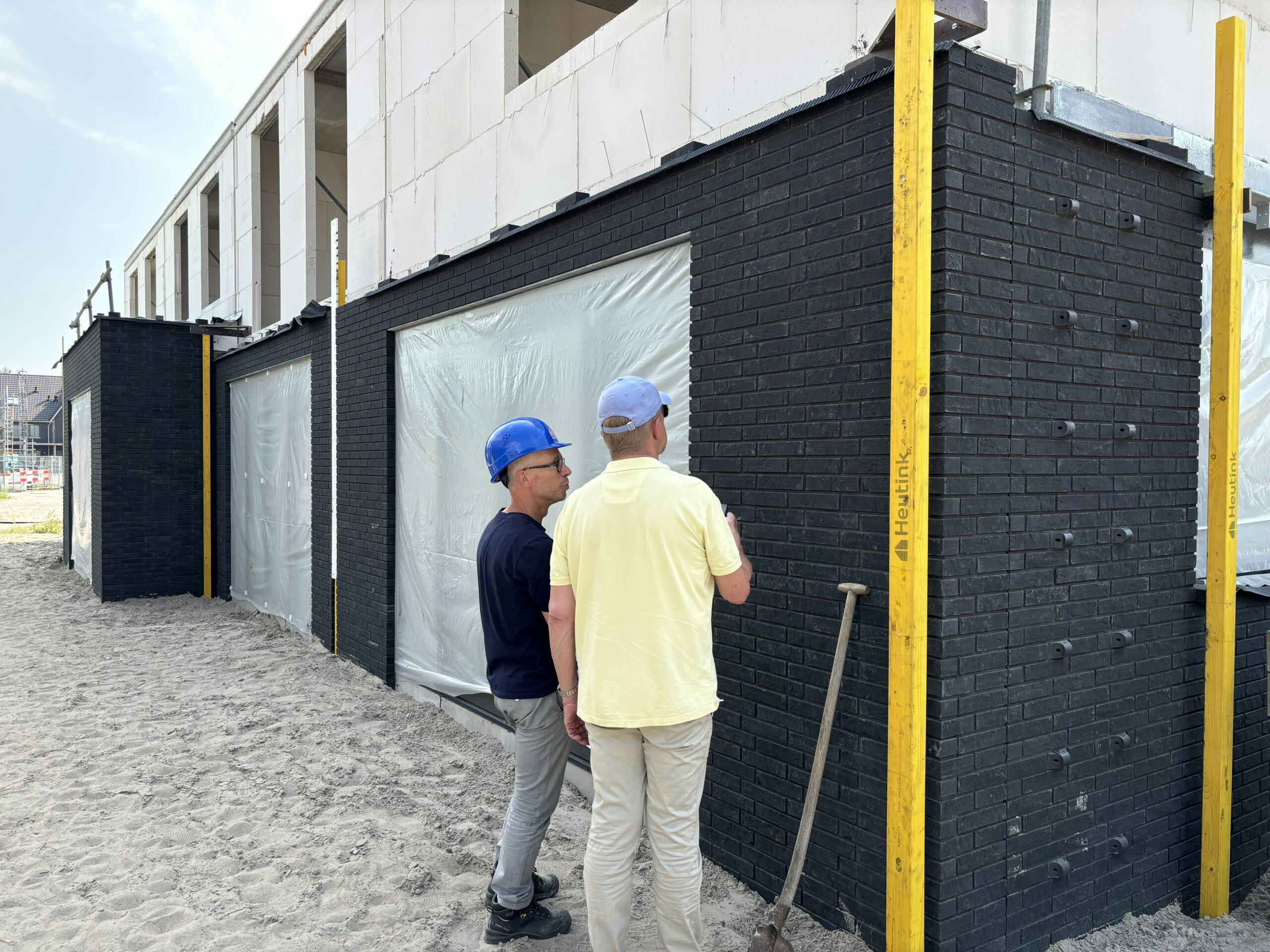 Architect Merijn de Jong van Heren 5 Architecten is trots op het resultaat
van de eerste bouw in Nederland
met de CO2-negatieve gevelsteen Pirrouet.