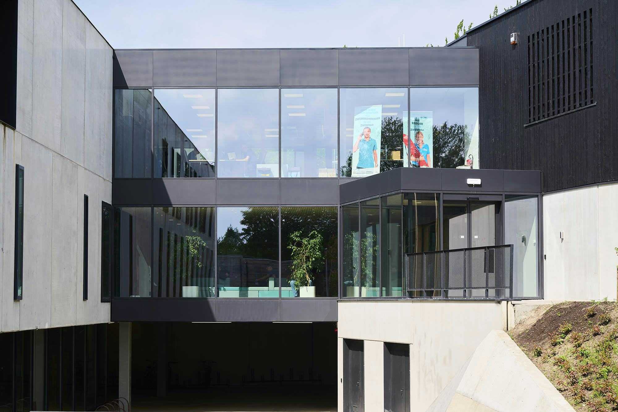 Sasha De Meulenare, zaakvoerder van DMS Windows: ‘Wij bekeken grondig de technische haalbaarheid van het architecturale ontwerpen en stelden een passende oplossing voor die volledig aan de wensen voldeed: het MC Wall gordijngevelsysteem van Aliplast.'