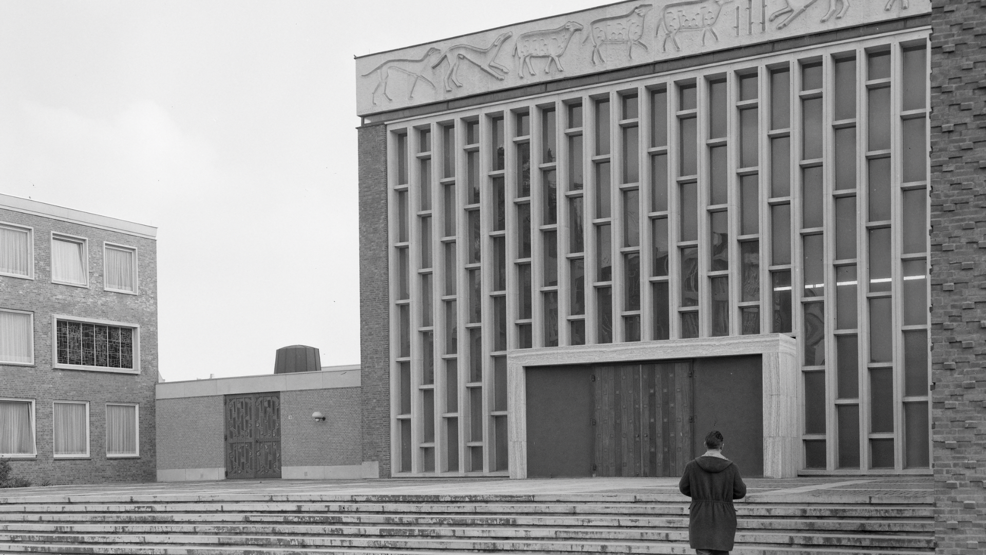 Ingang van de Sint Dominicuskerk van de Paters Dominicanen aan het Hang, 1960. Beeld Gemeente Rotterdam (Stadsarchief)