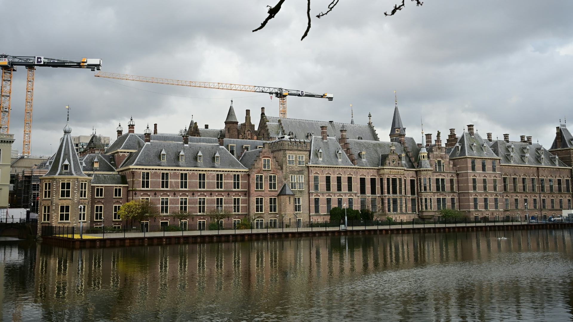 Het Binnenhof met op de achtergrond hijskranen. Beeld ANP / Hollandse Hoogte / VRPress