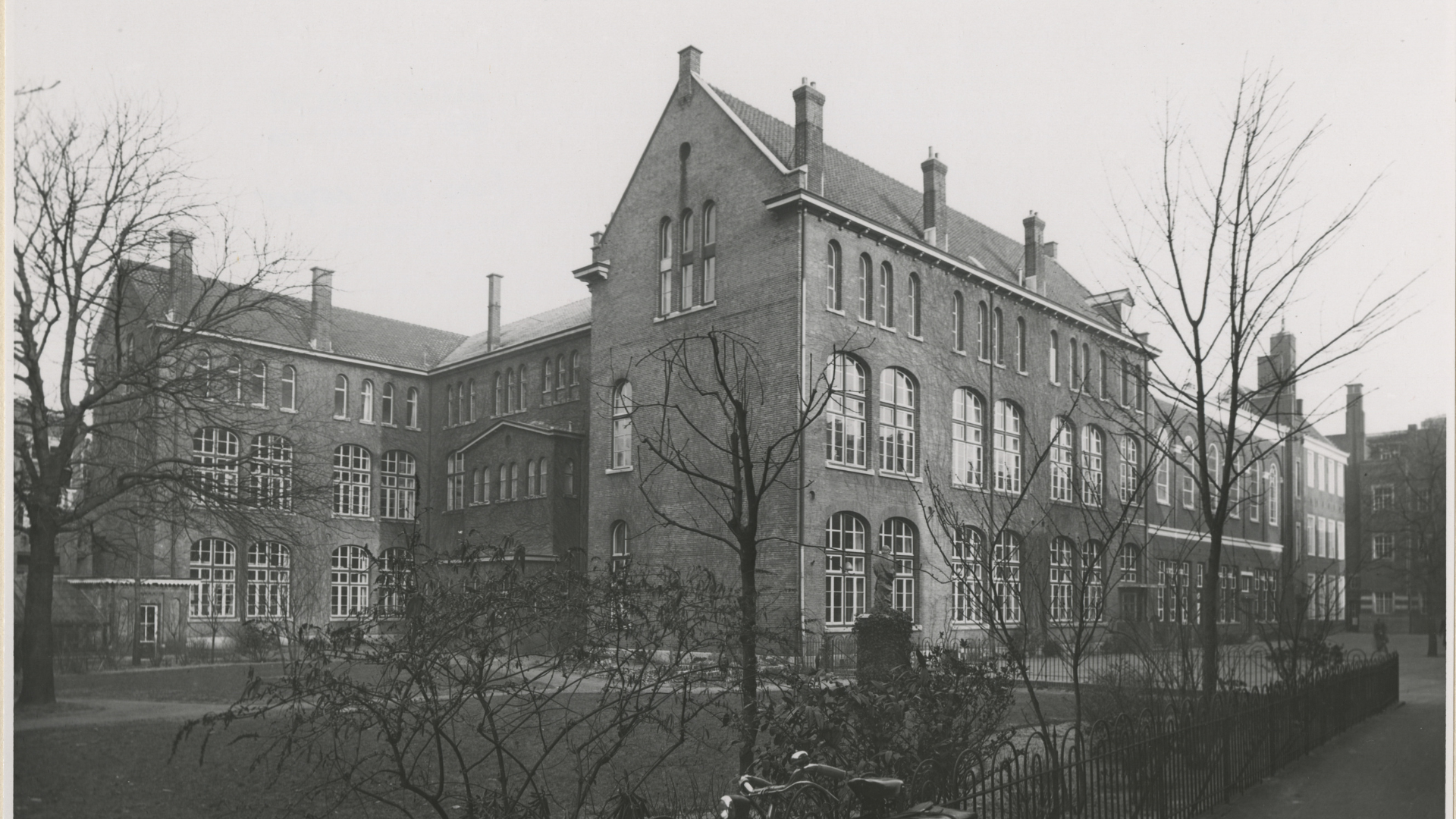 Archiefbeeld van de Carolusschool. Beeld Dienst Stadsontwikkeling en Volkshuisvesting / Haags Gemeentearchief