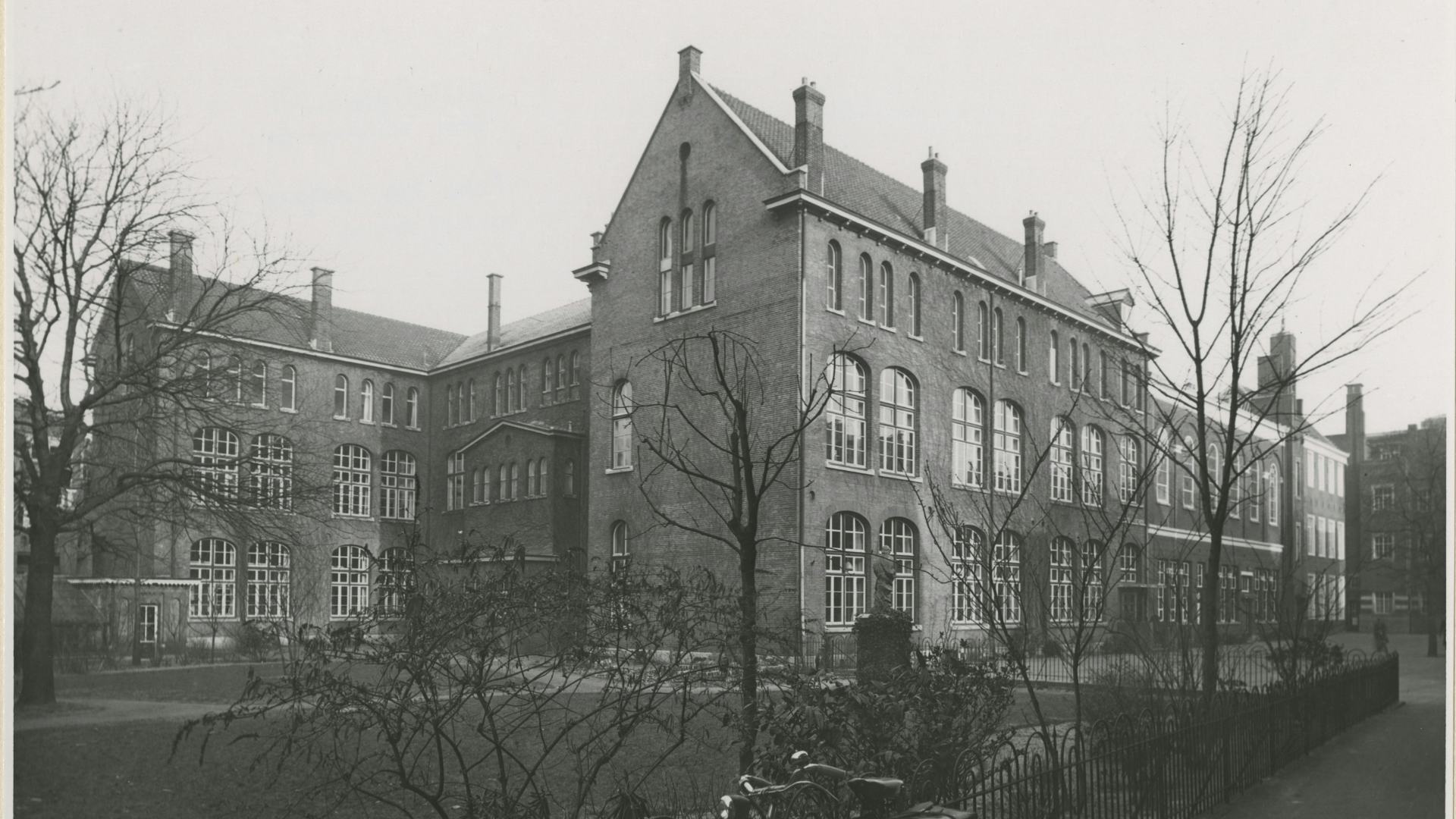 Archiefbeeld van de Carolusschool. Beeld Dienst Stadsontwikkeling en Volkshuisvesting / Haags Gemeentearchief