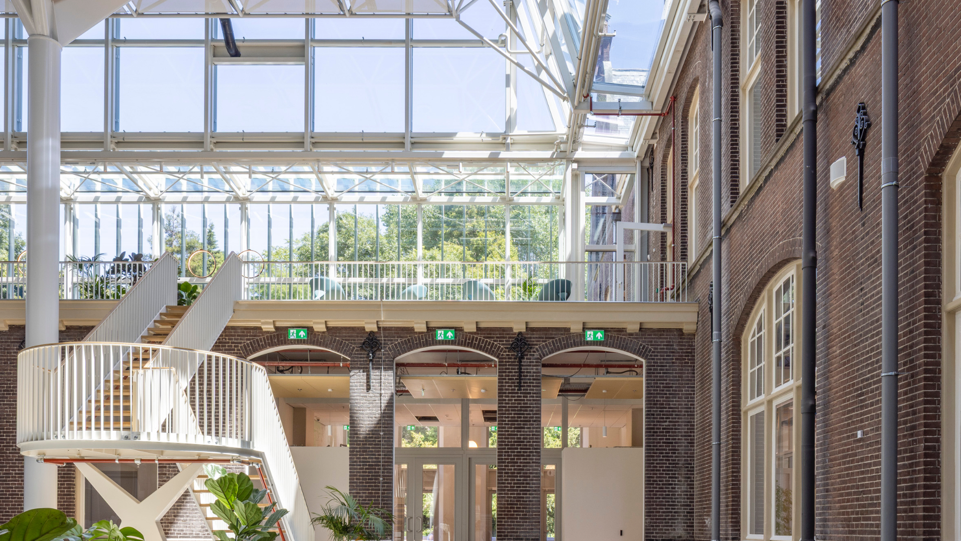 Eén van de atria in Mijnbouwkundegebouw. Beeld Lucas van der Wee 