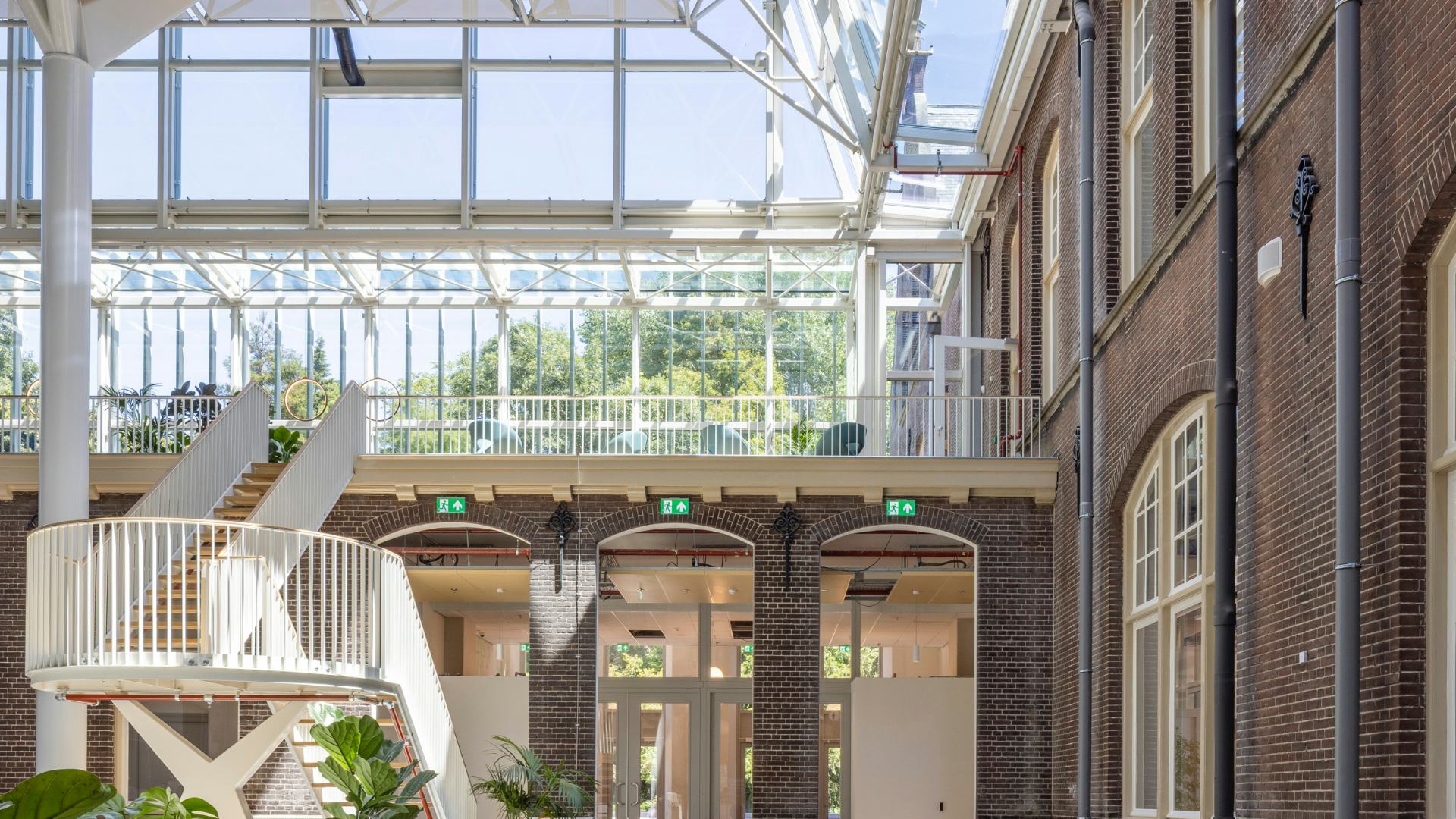 Eén van de atria in Mijnbouwkundegebouw. Beeld Lucas van der Wee