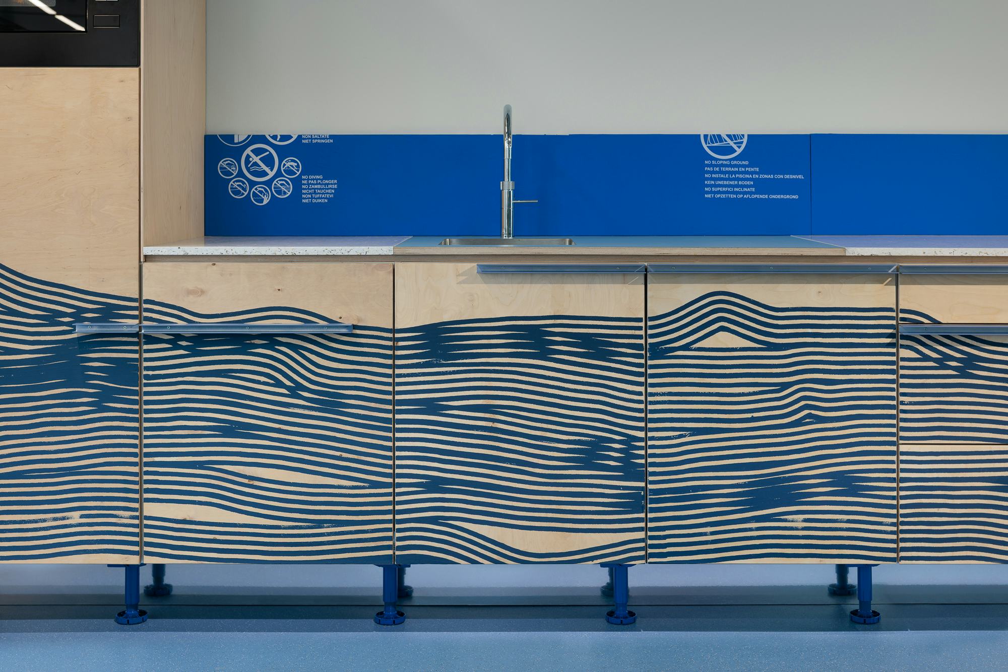 De pantry, volledig opgebouwd uit circulair materiaal, houdt alvast zijn broek op voor het stijgende water.