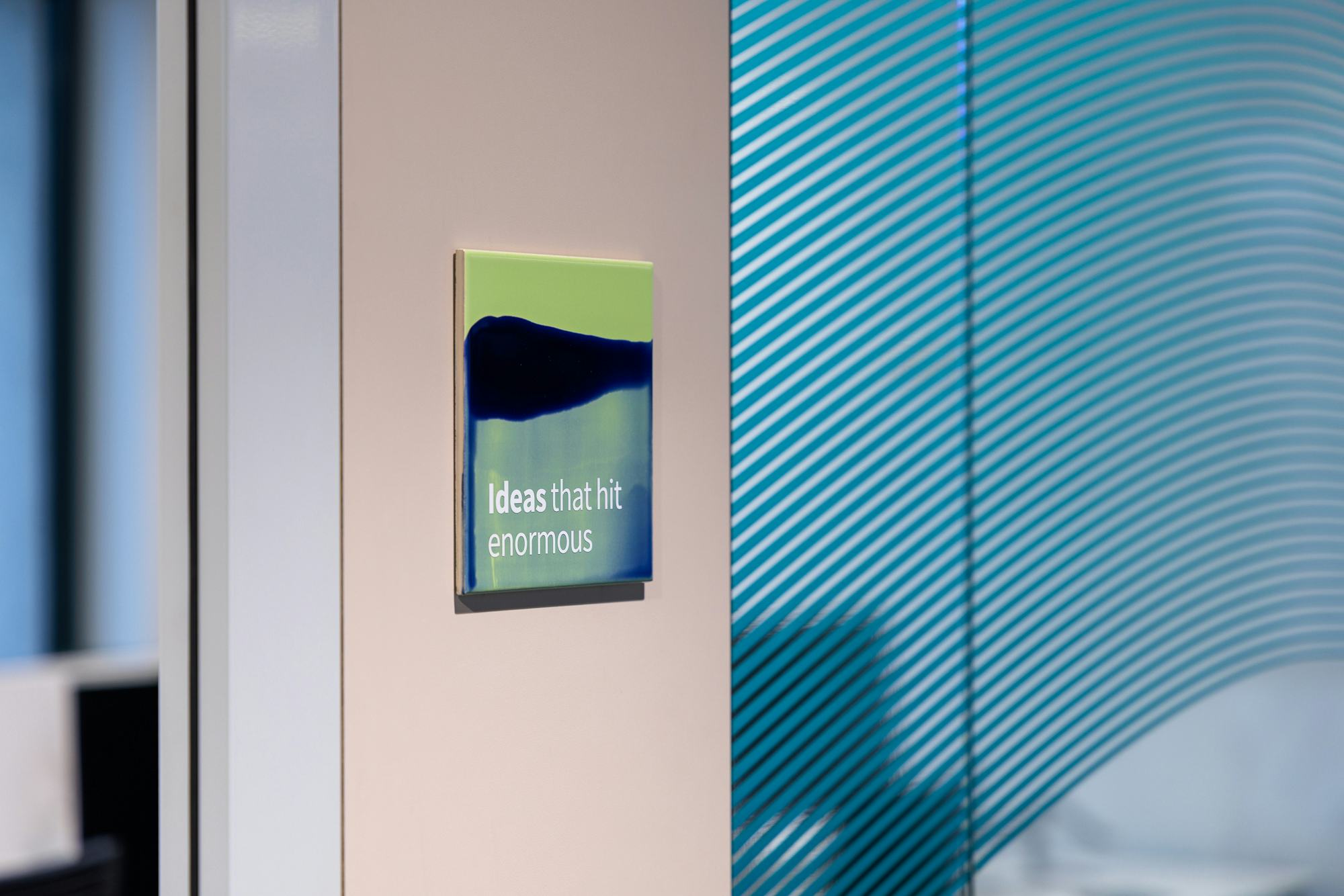 Signing op tegels die al een tweede leven kregen door middel van een verfbad.