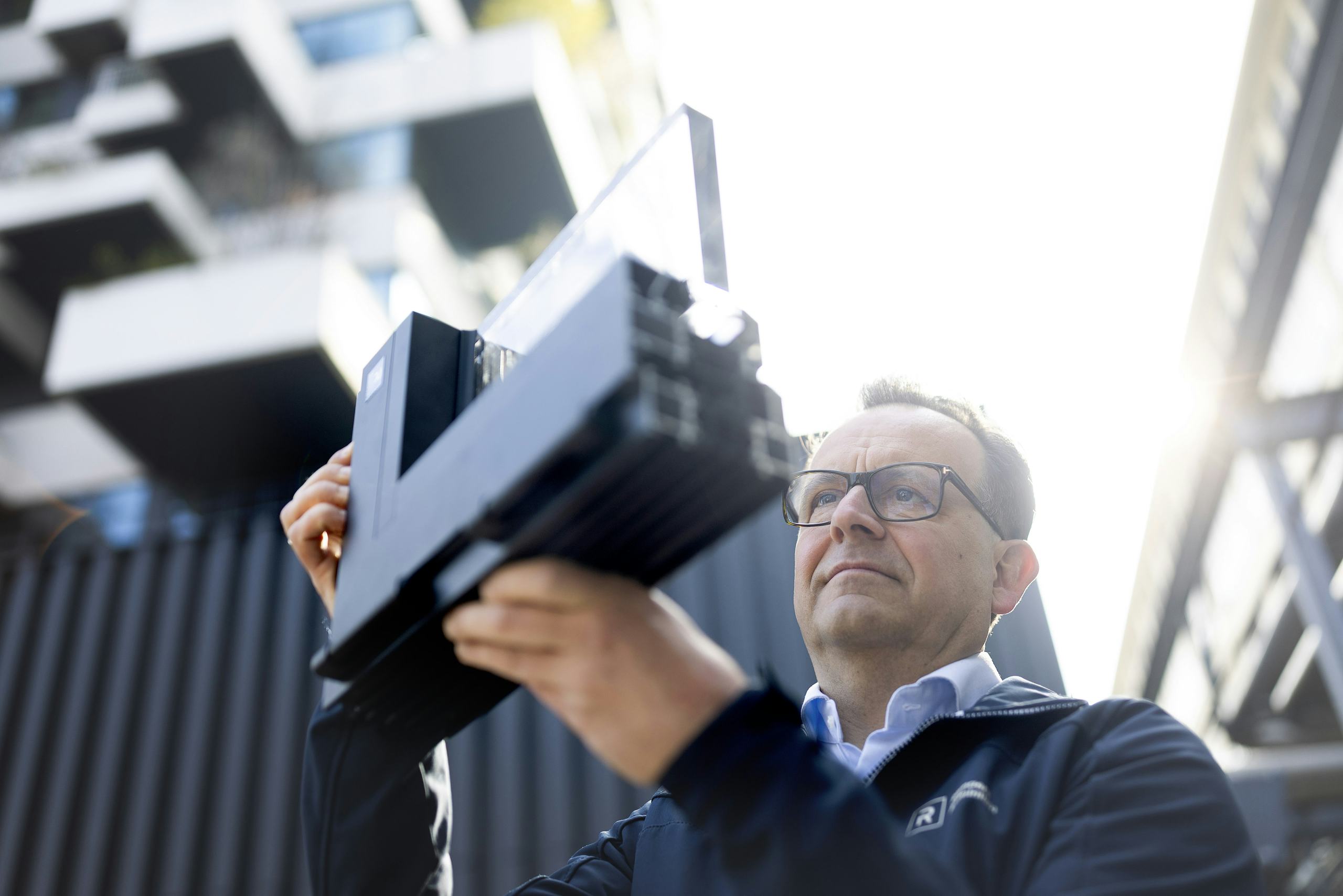 Andreas met een profiel van Reynaers Aluminium.