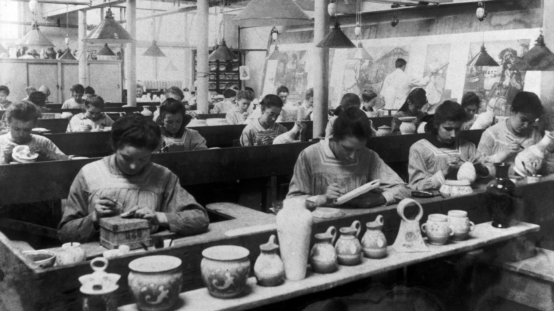 De vrouwenschilderzaal van de Plateelbakkerij Zuid-Holland te Gouda, z.j. ca. 1919. Beeld Stedelijke Musea Gouda Museum De Moriaan, Hageman archief