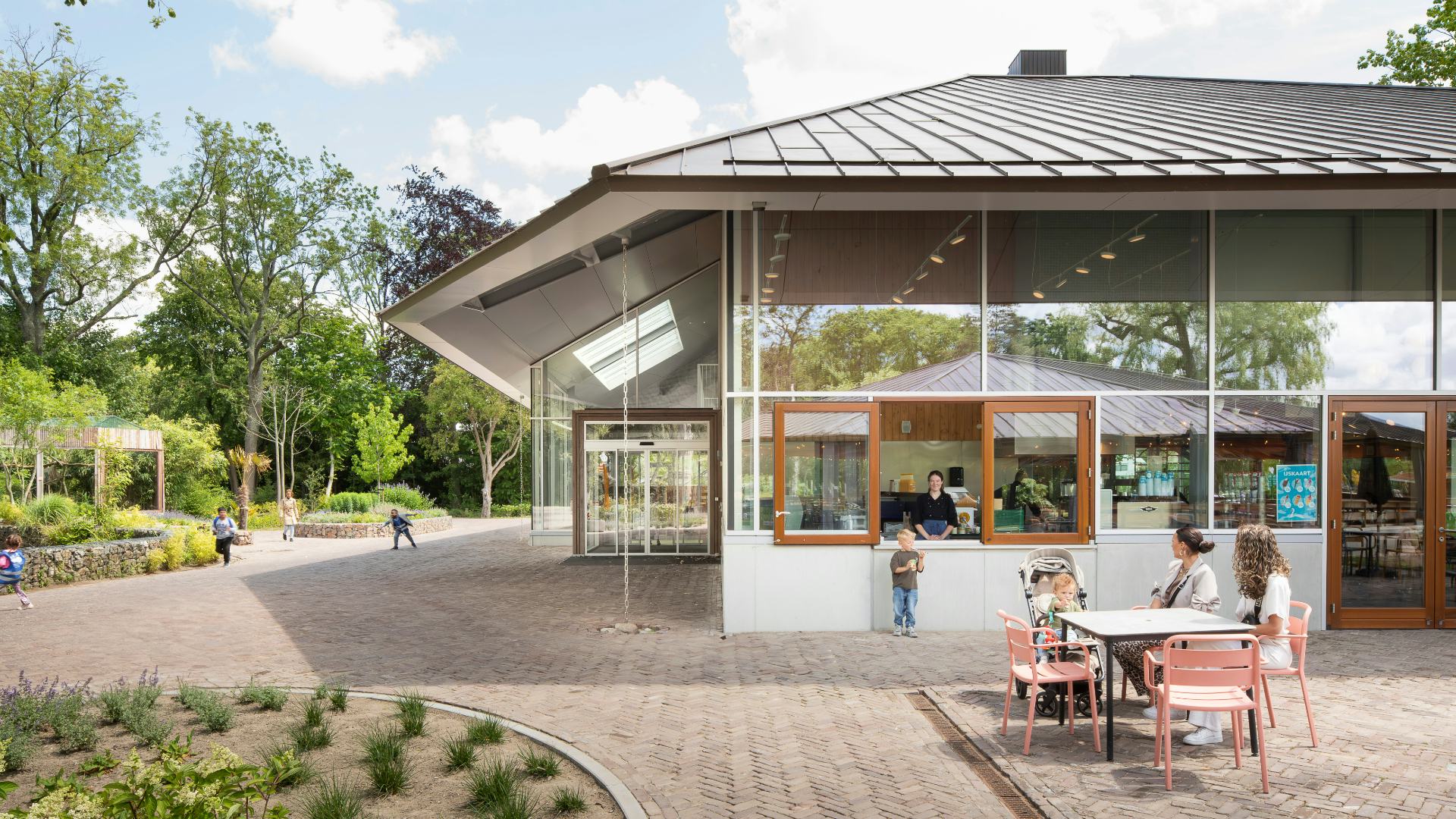 Binnen-buitenspelen in Plaswijckpark Paviljoen door Studio for New Realities. Beeld Jorn van Eck