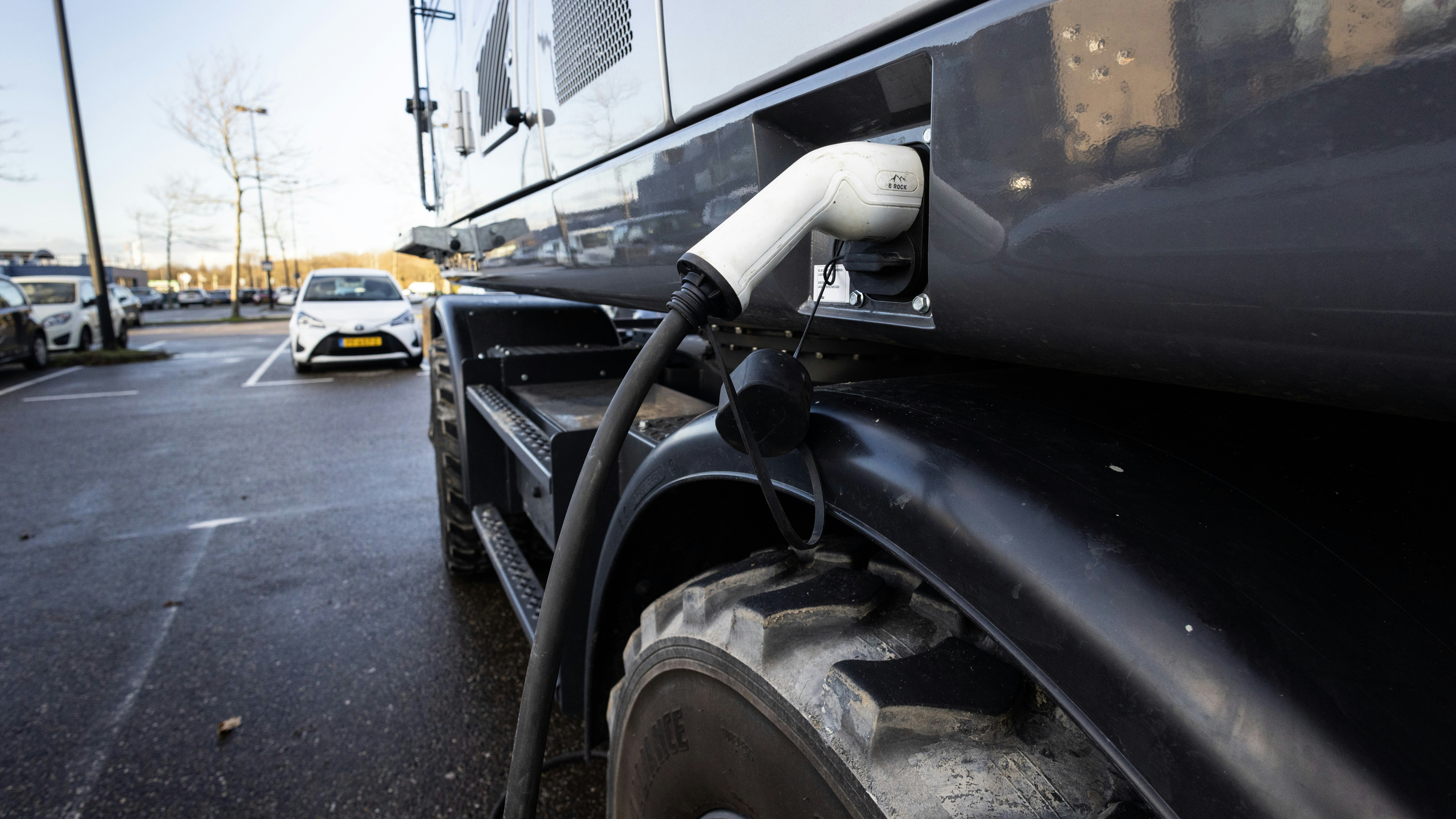 Een elektrische graafmachine aan de laadpaal. Beeld ANP/ Hollandse Hoogte / Laurens van Putten