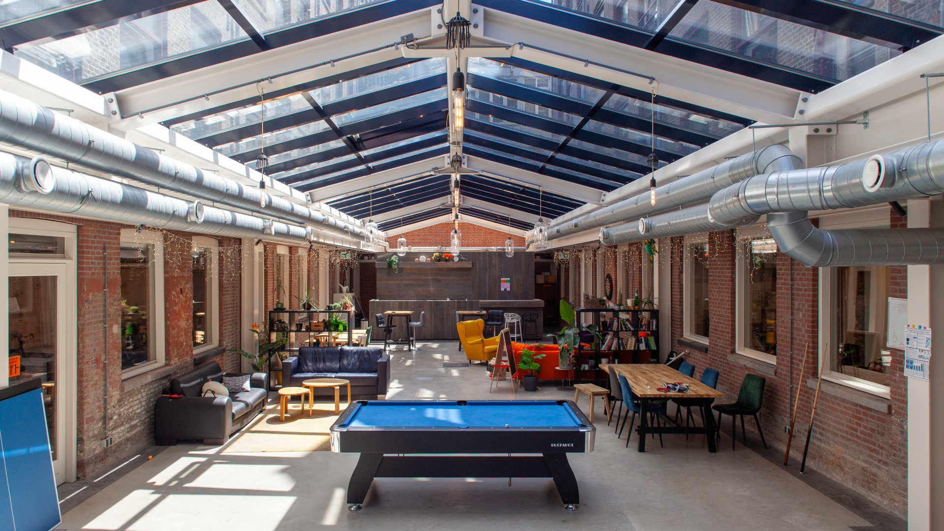 Woonkamer van Maurits en Jacob in Rotterdam. Beeld Team Paul de Vroom + Sputnik