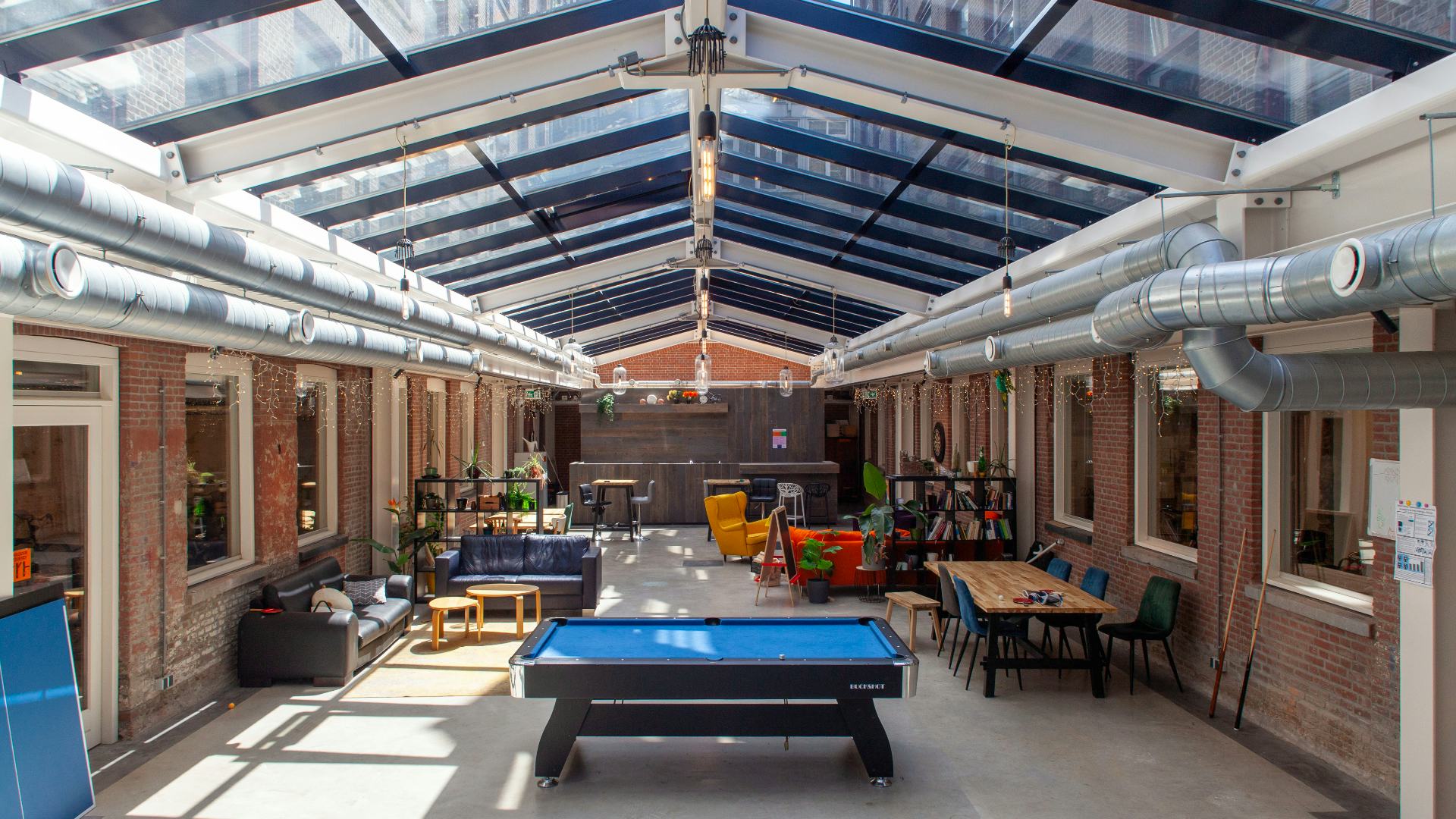 Woonkamer van Maurits en Jacob in Rotterdam. Beeld Team Paul de Vroom + Sputnik