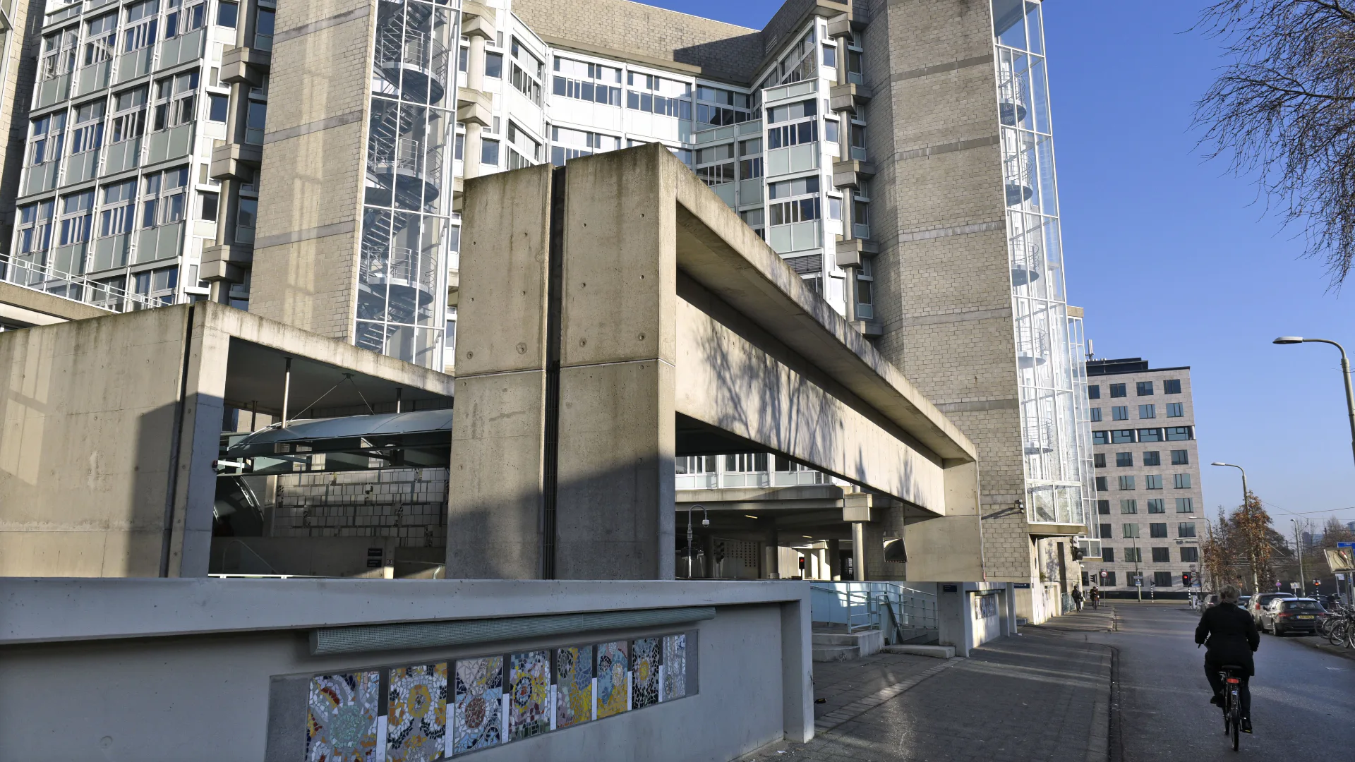 Entree SoZa, het voormalig ministerie van Sociale Zaken en Werkgelegenheid in Den Haag ontworpen door Herman Hertzberger. Beeld ANP