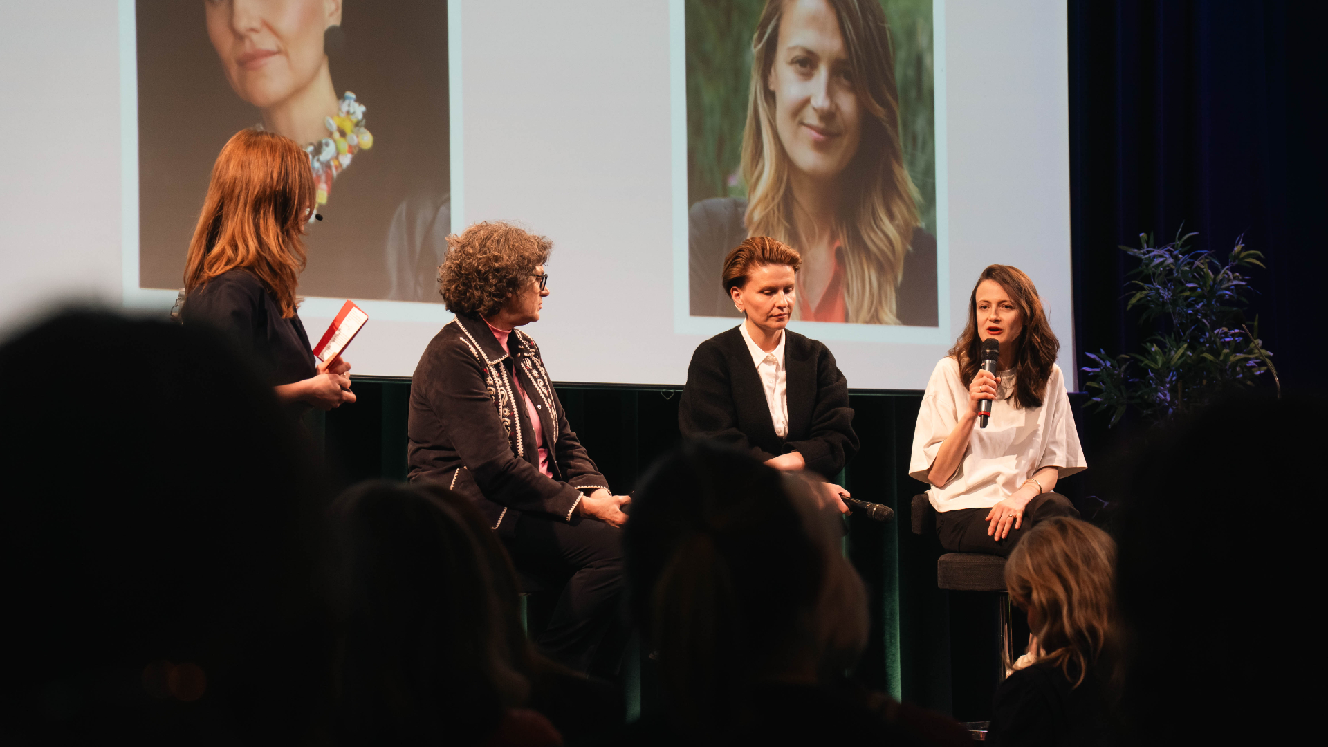 V.l.n.r. Merel Pit, Mieke Bosse, Oana Bogdan en Mira Nekova. Beeld Thomas van Voornveld