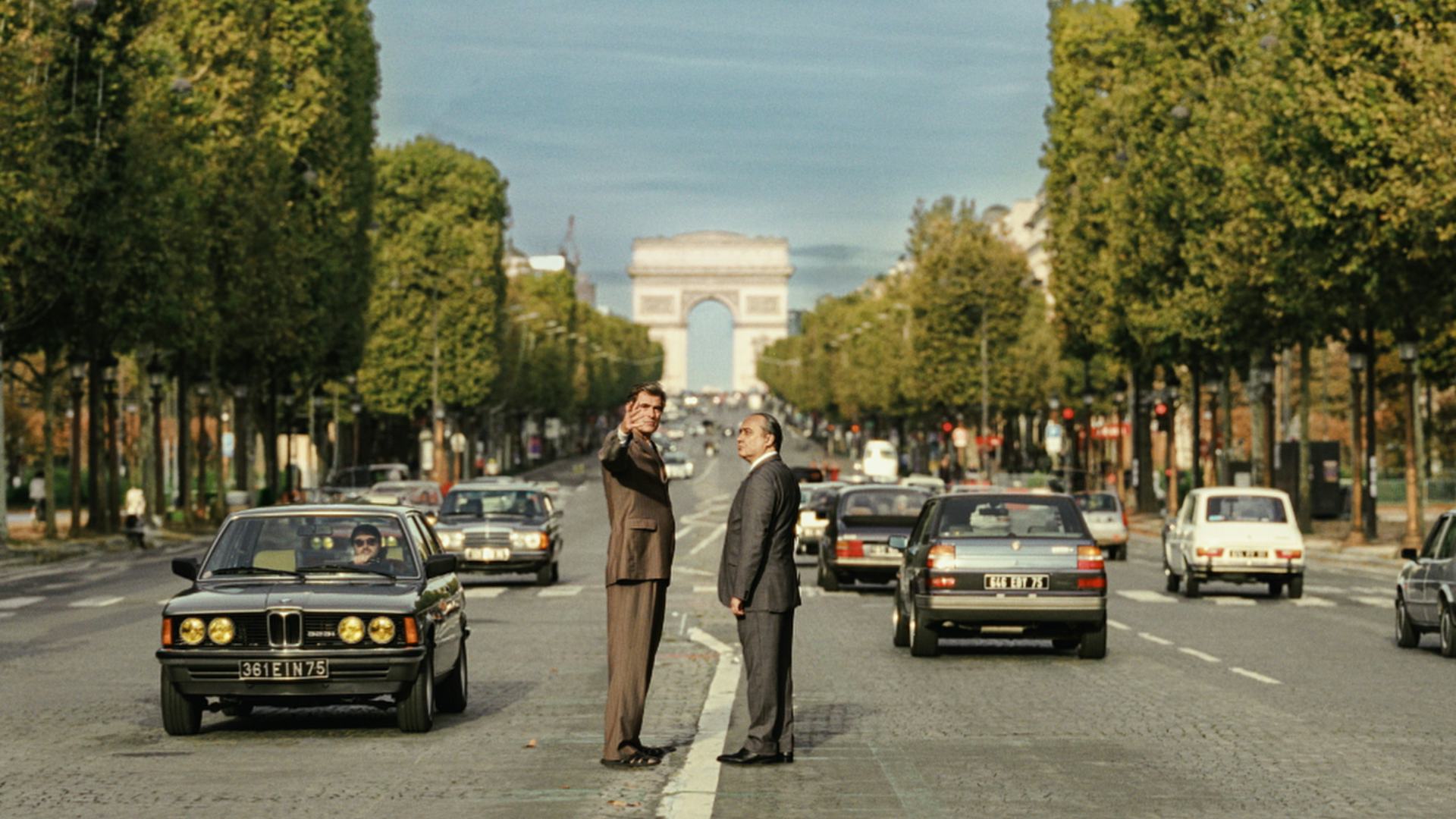 Otto von Spreckelsen (gespeeld door Claes Bang) en François Mitterrand (gespeeld door Michel Fau) op de Champs-Élysées in Parijs. Beeld 'La Grande Arche'