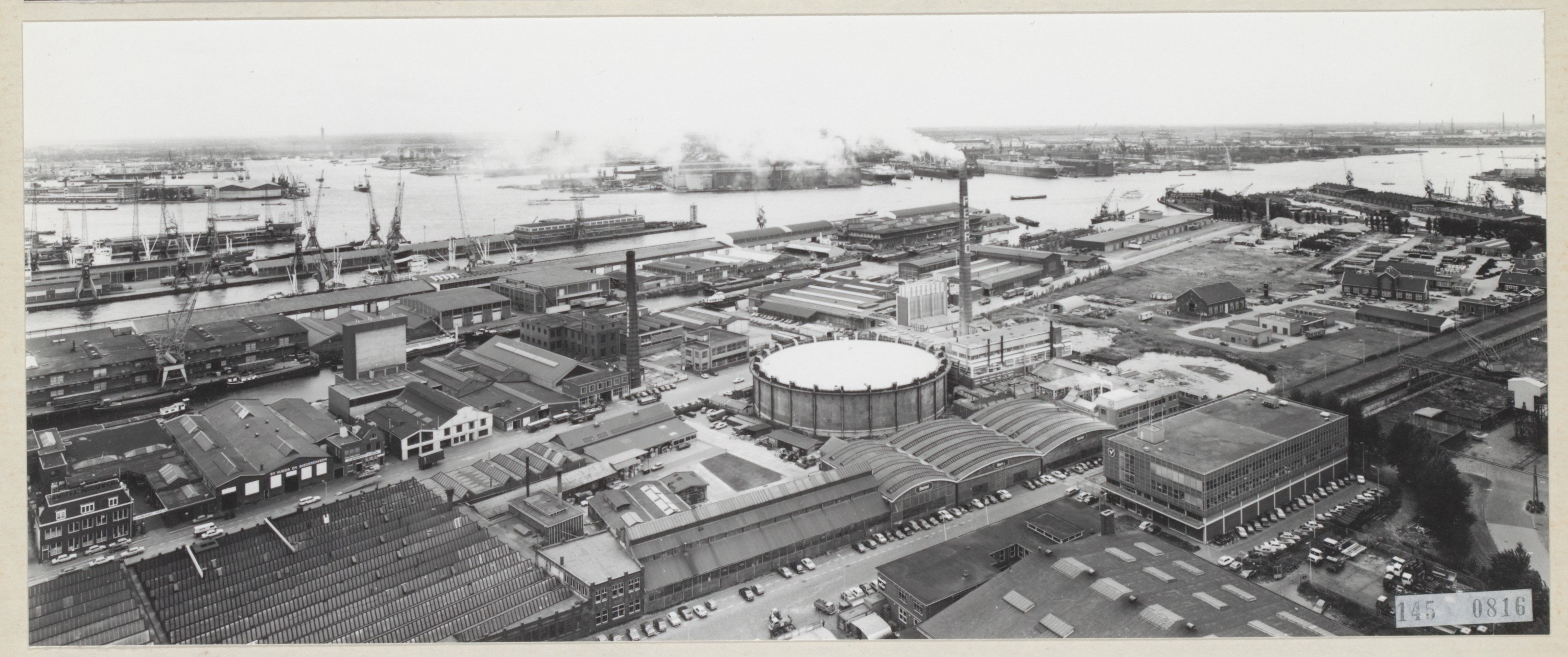 Luchtfoto genomen vanaf net opgeleverde Europoint toren circa 1975. Beeld Stadsarchief Rotterdam