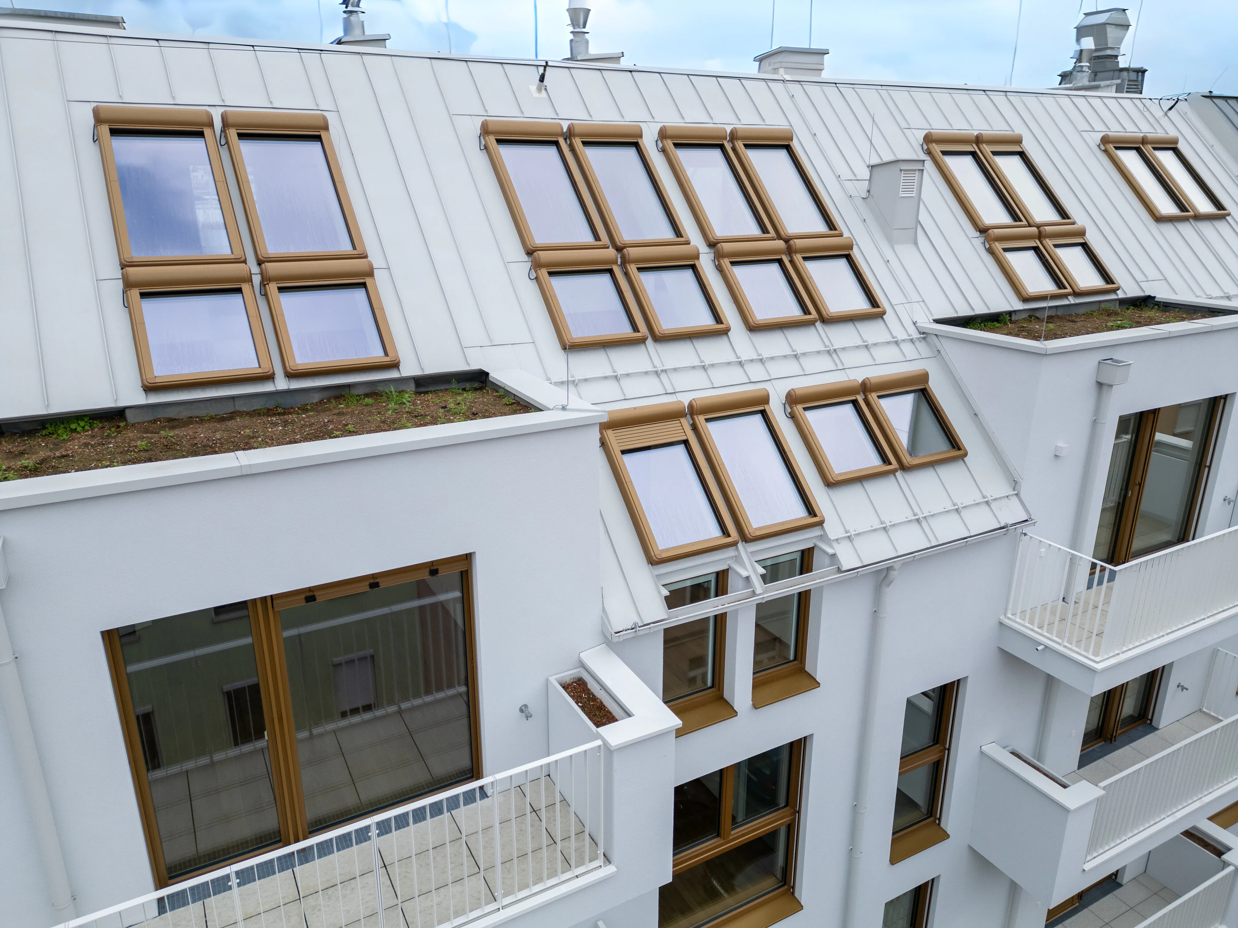 Voor een project in Wenen (Oostenrijk) leverde FAKRO meer dan 150 dakramen, variërend van tuimel- tot vaste ramen en dak-gevelcombinaties. Speciaal voor dit project zijn alle ramen uitgevoerd in een goudkleurige RAL-kleur. Daarnaast verzorgde FAKRO maatwerk gootstukken voor de dak-gevelcombinaties.