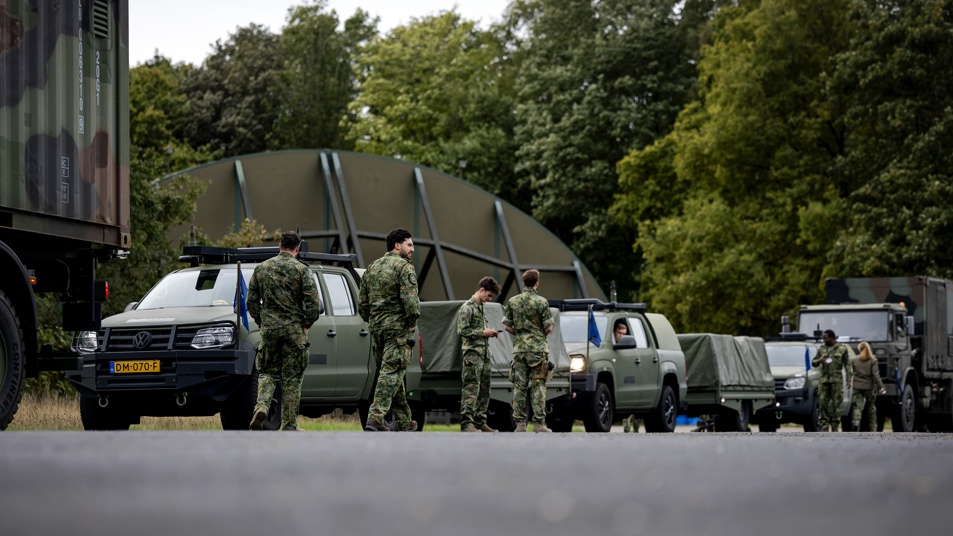 Militaire voertuigen vertrekken vanaf Vliegbasis Gilze-Rijen. Beeld ANP, Robin van Lonkhuijsen
