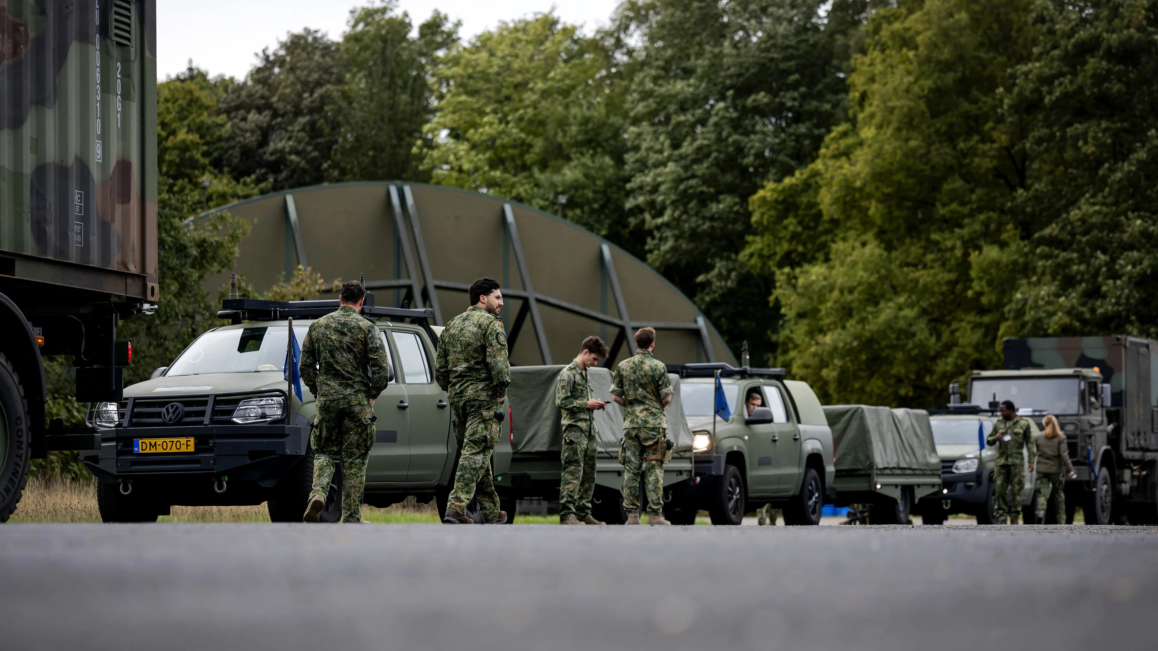 Militaire voertuigen vertrekken vanaf Vliegbasis Gilze-Rijen. Beeld ANP, Robin van Lonkhuijsen