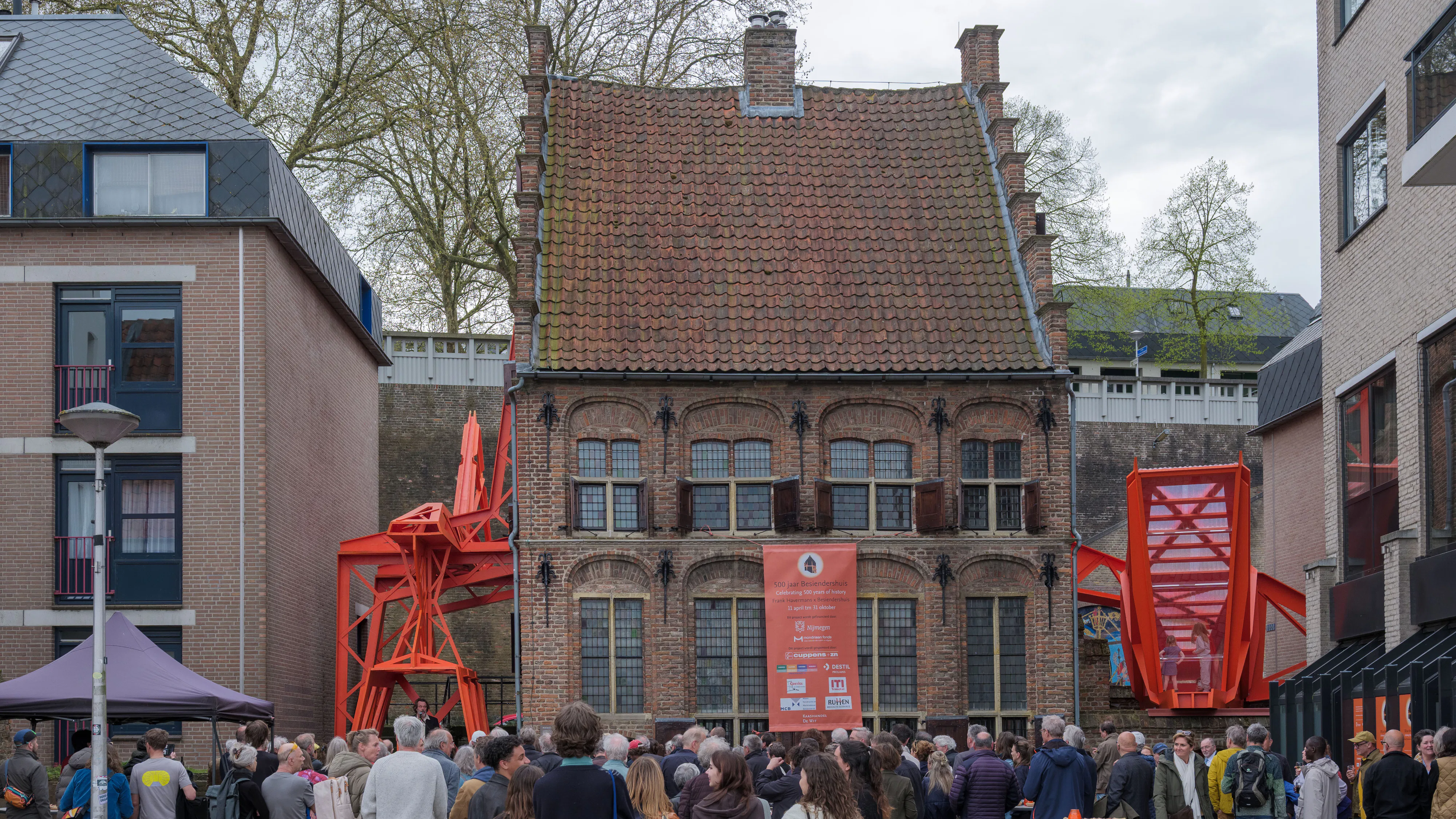Feestelijke onthulling kunstwerk Frank Havermans bij het Besiendershuis. Beeld William Moore