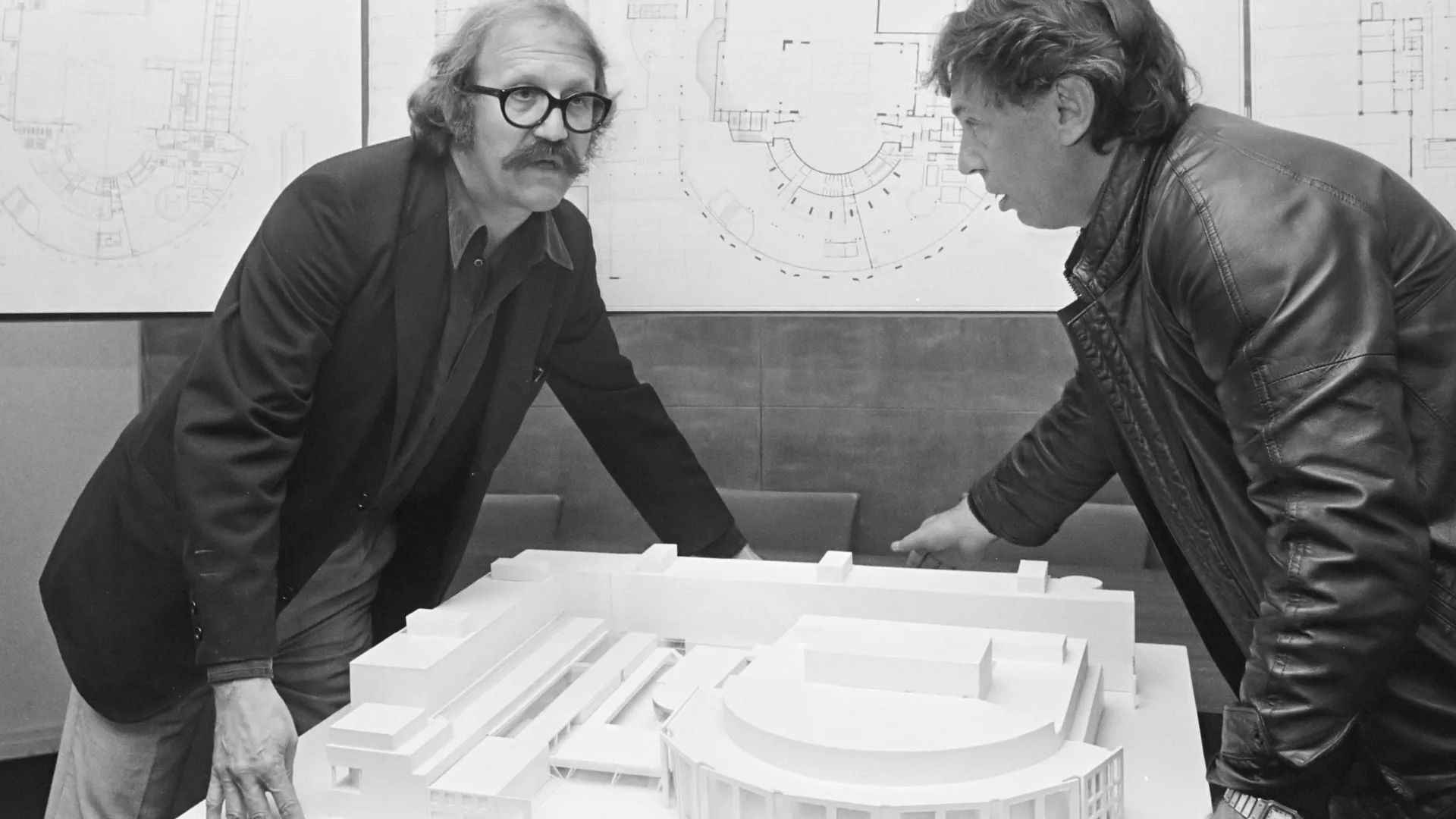 Presentatie van de maquette van het Stoperagebouw door Wilhelm Holzbauer (links) en Cees Dam (rechts), september 1981. Beeld Hans van Dijk