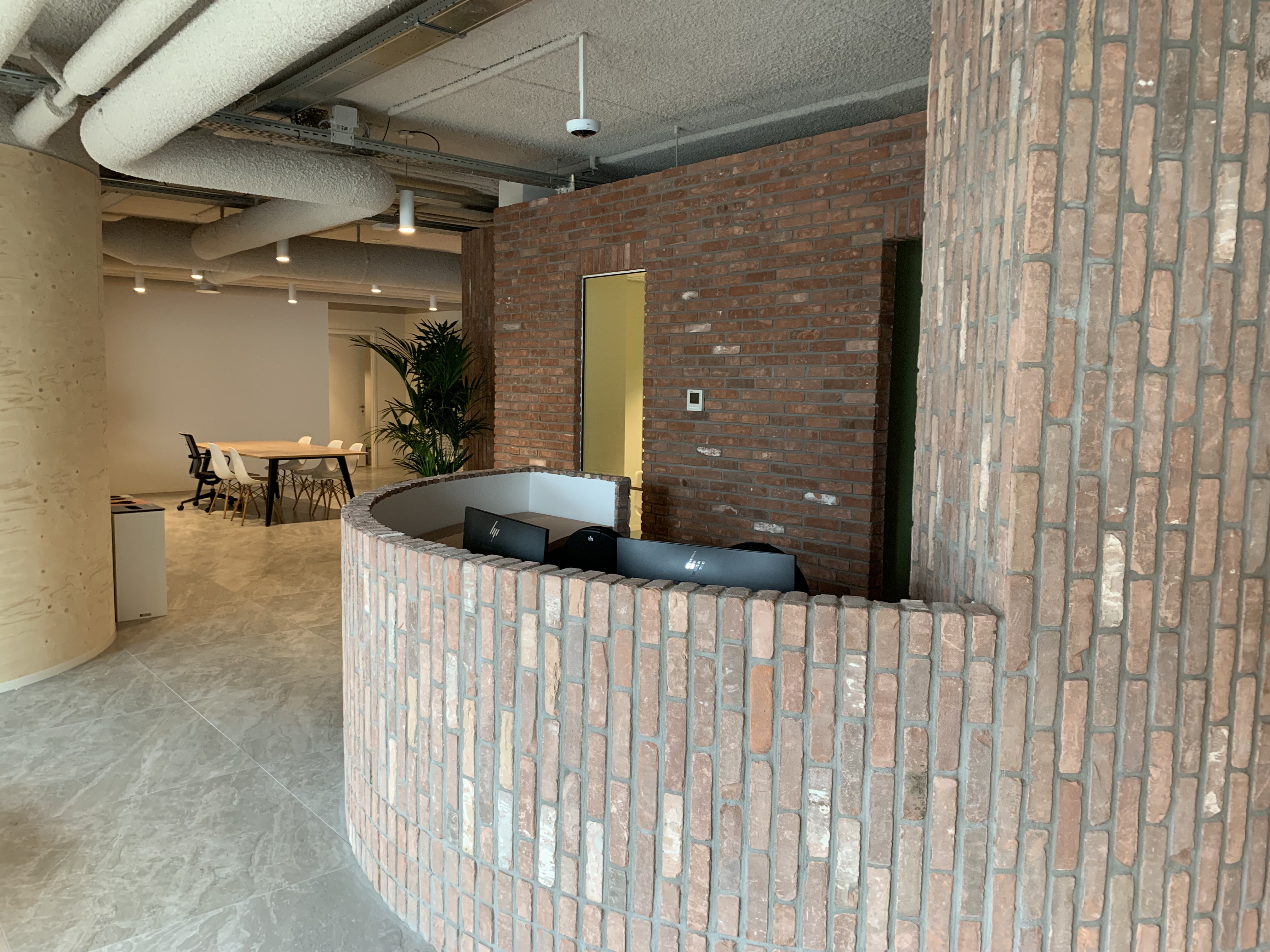 Ontvangsthal bij een woningcorporatie in Nederland.