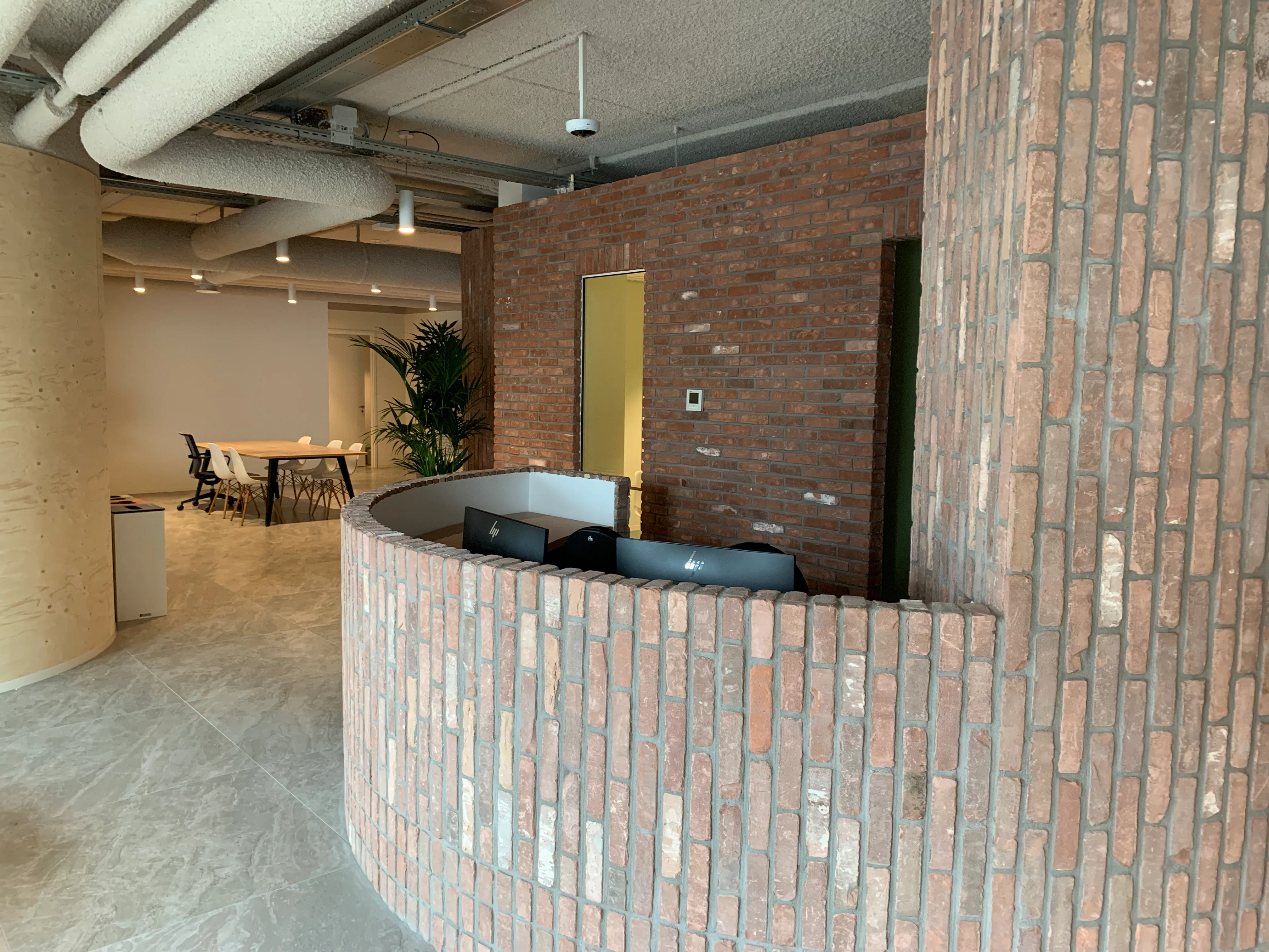 Ontvangsthal bij een woningcorporatie in Nederland.