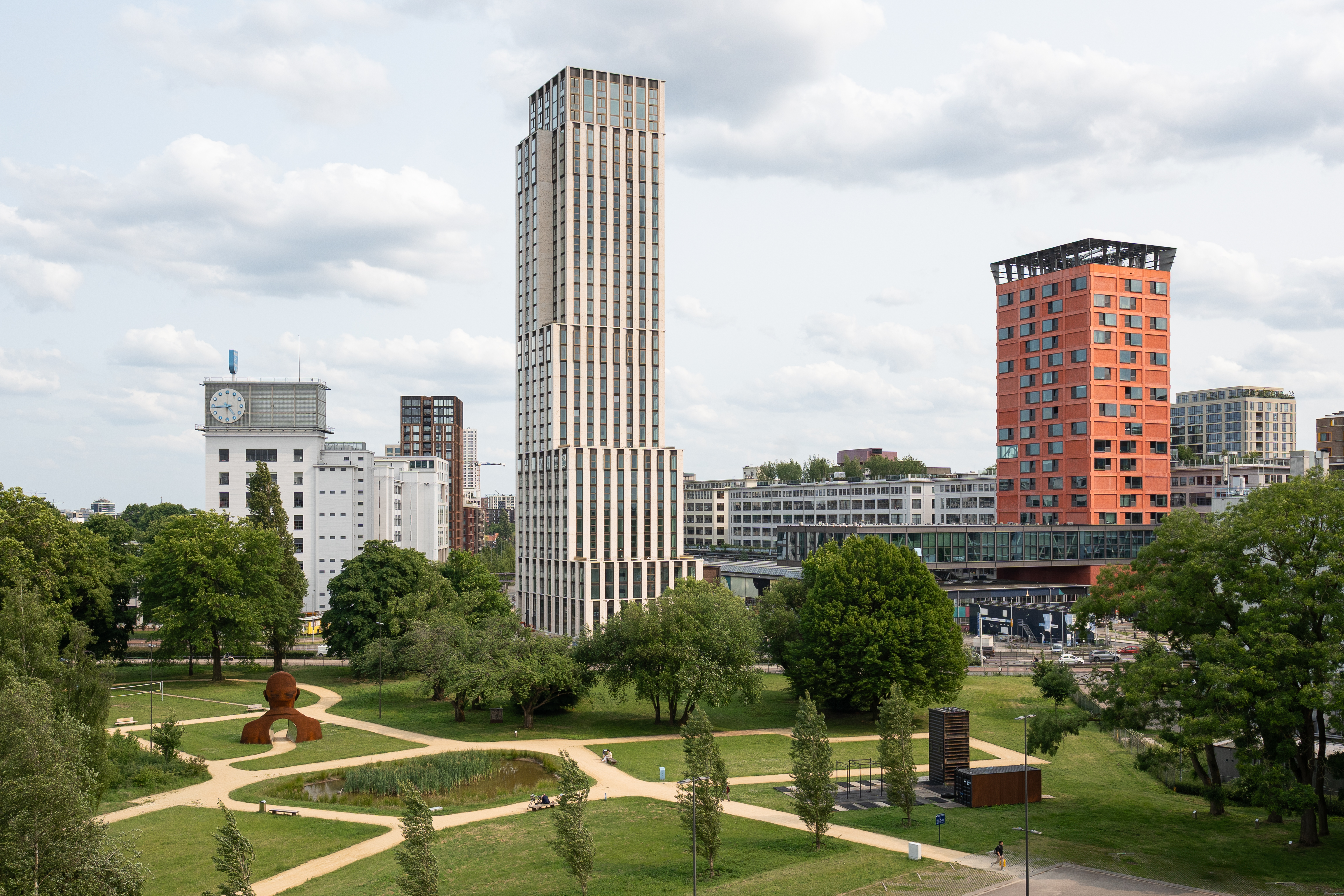 De skyline van Strijp-s in Eindhoven, een bruisend stedelijk gebied.