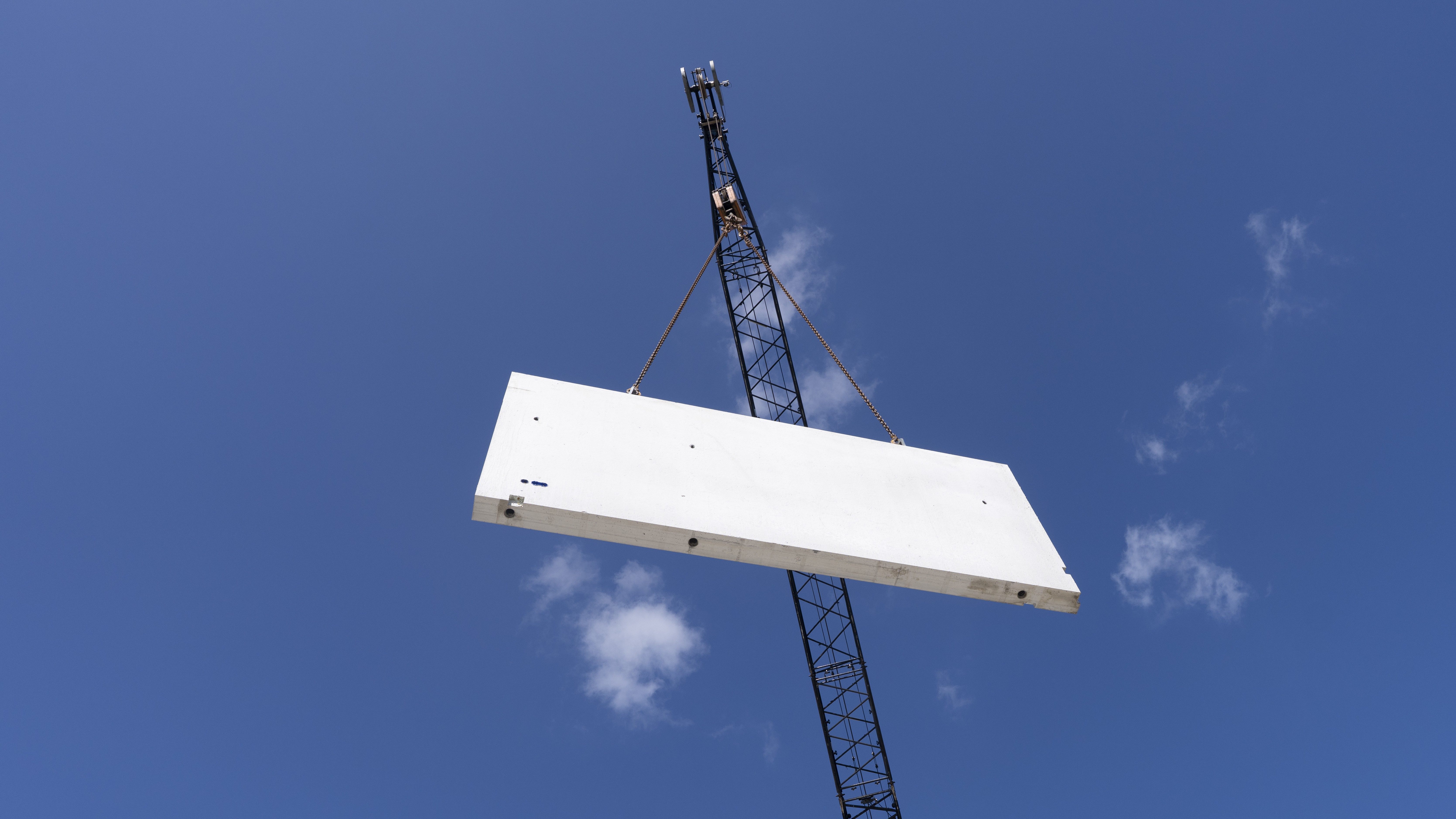 Impakt beton heeft een veel lagere CO₂-uitstoot dan traditioneel beton, geen 204 kg CO₂ per m³ maar slechts 45 kg.