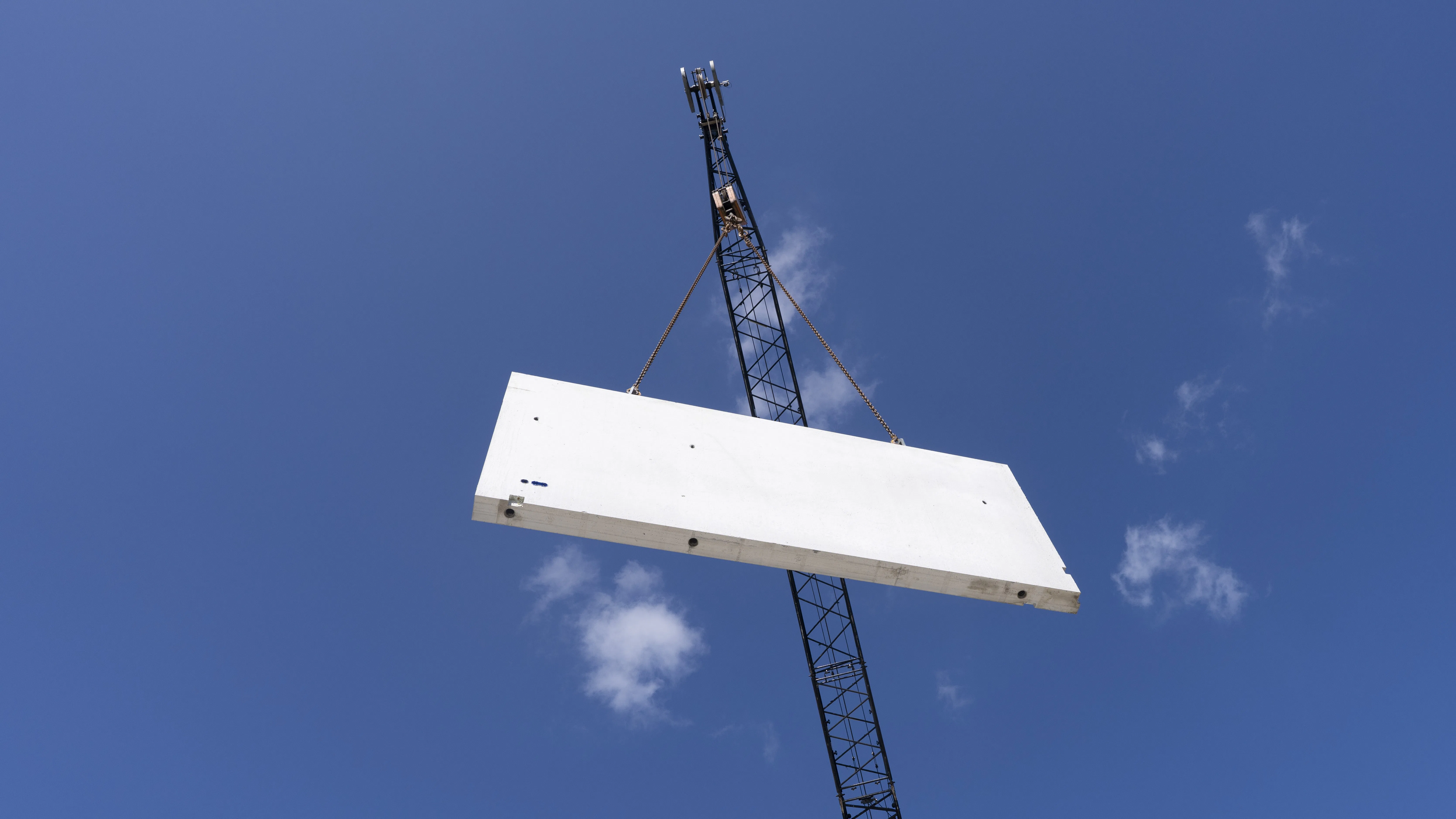 Impakt beton heeft een veel lagere CO₂-uitstoot dan traditioneel beton, geen 204 kg CO₂ per m³ maar slechts 45 kg.