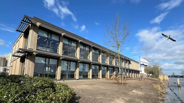 Zichtbare houten constructie en vloeren kenmerken nieuwbouwpand