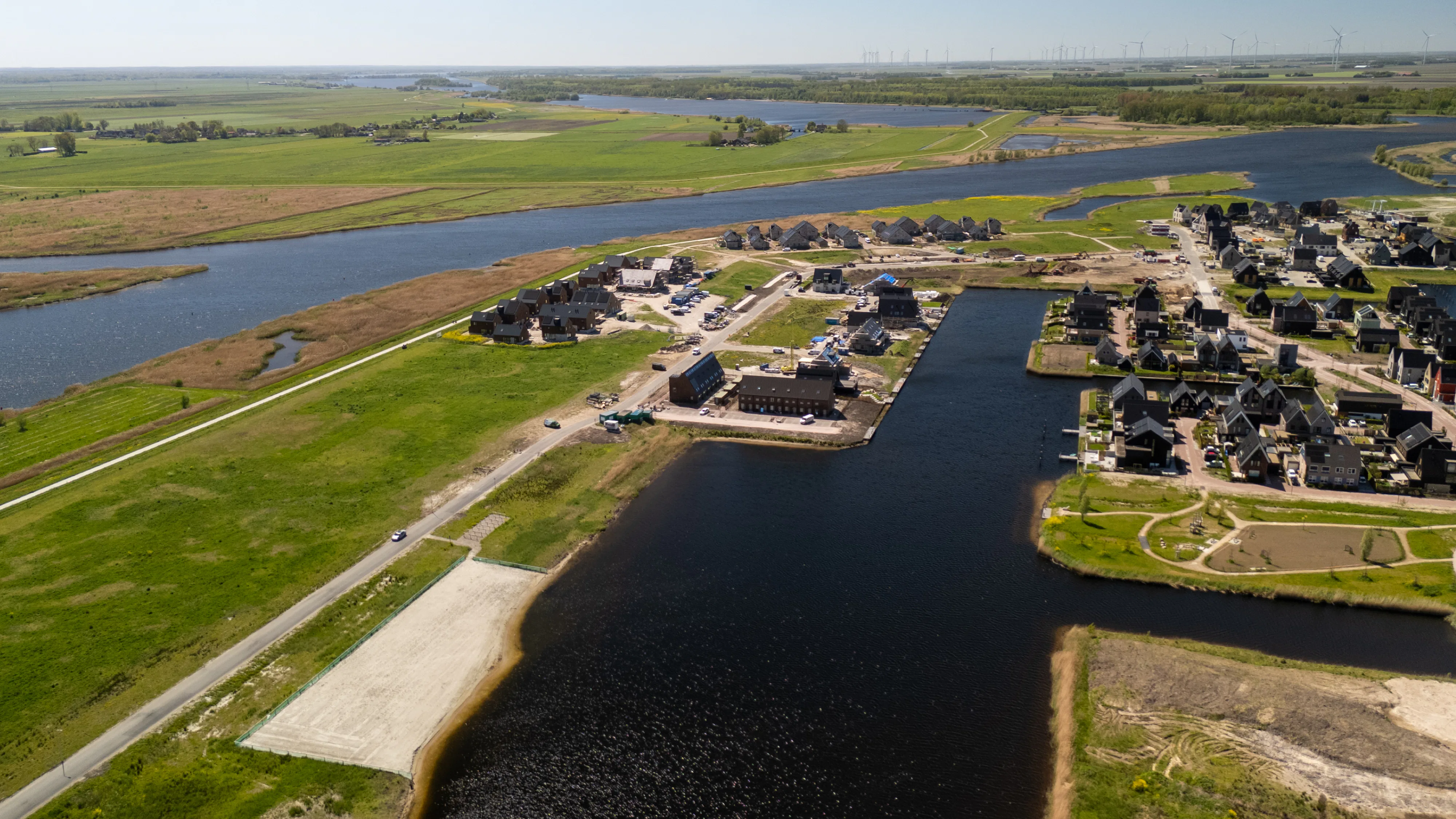 Reeve is een project dat inzet op de realisatie van ongeveer 600 duurzame nieuwbouwwoningen, verspreid over drie deelgebieden met elk een eigen identiteit en uitstraling.