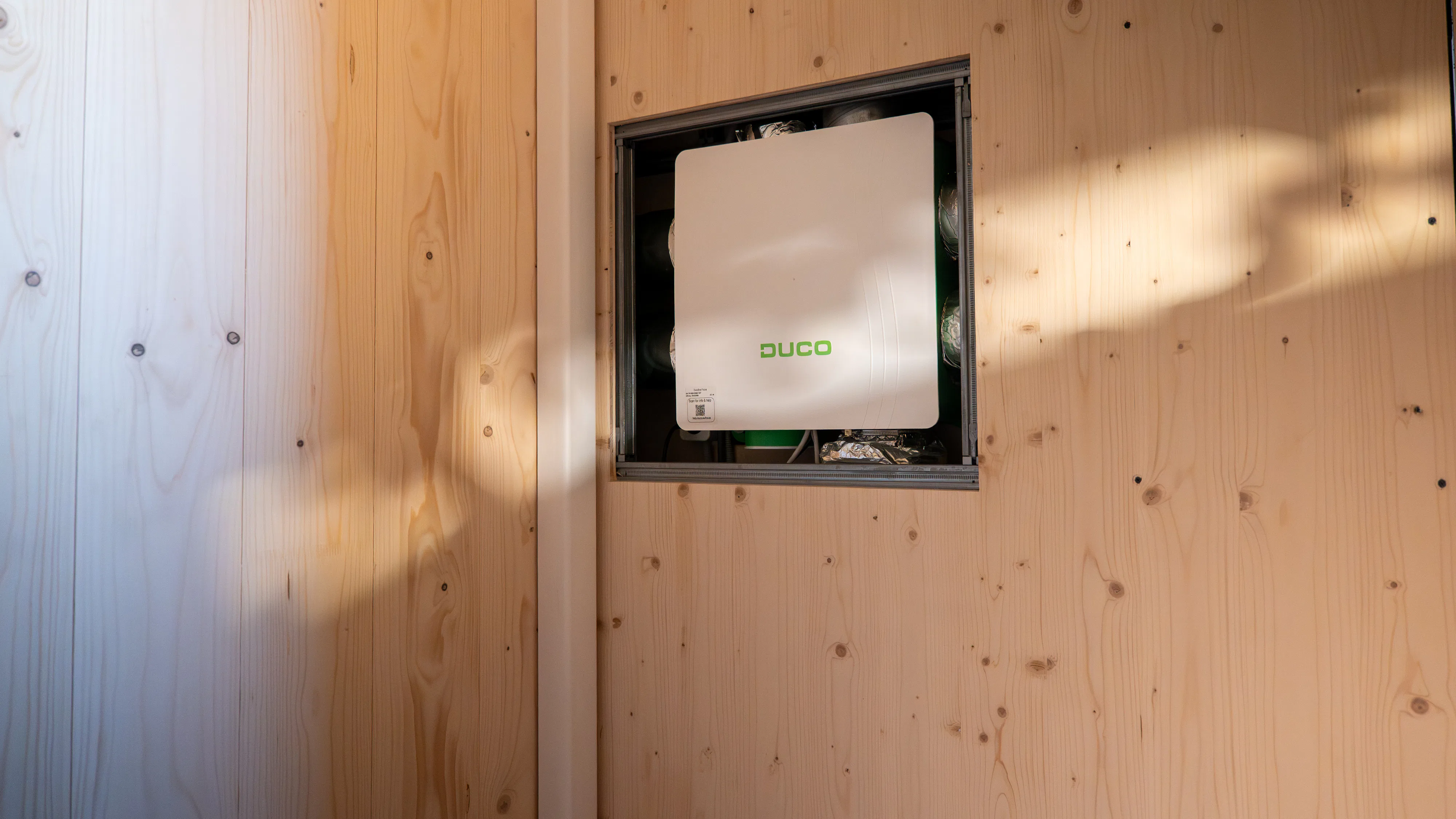 De DucoBox Focus vormt het hart van de installatie en zorgt voor een efficiënte afvoer van vervuilde lucht op basis van de werkelijke ventilatiebehoefte.