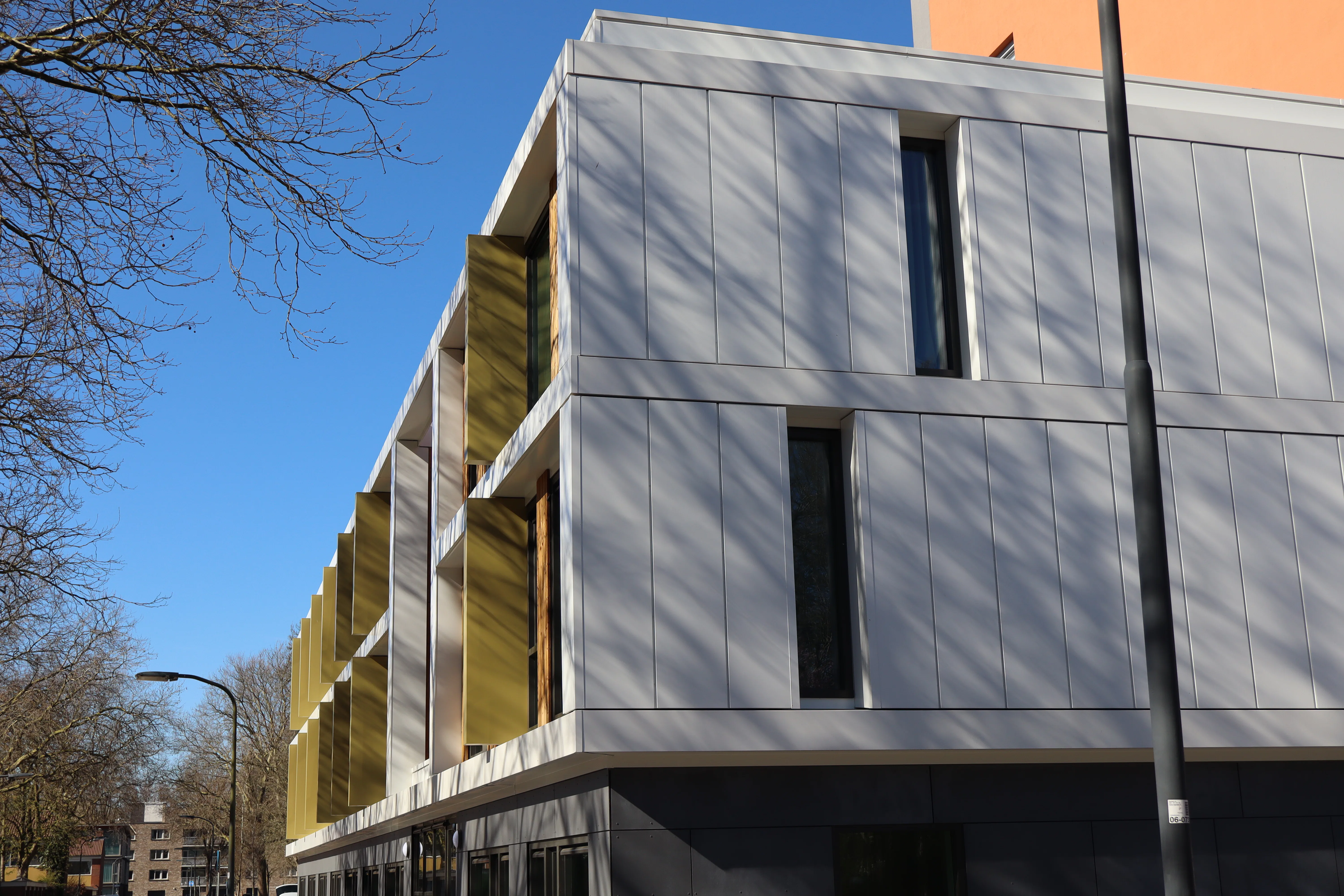 Meilof Riks was bij de bouw verantwoordelijk voor de productie en montage van de prefab aluminium gevelbanden, staanders en panelen voor de zijgevel.