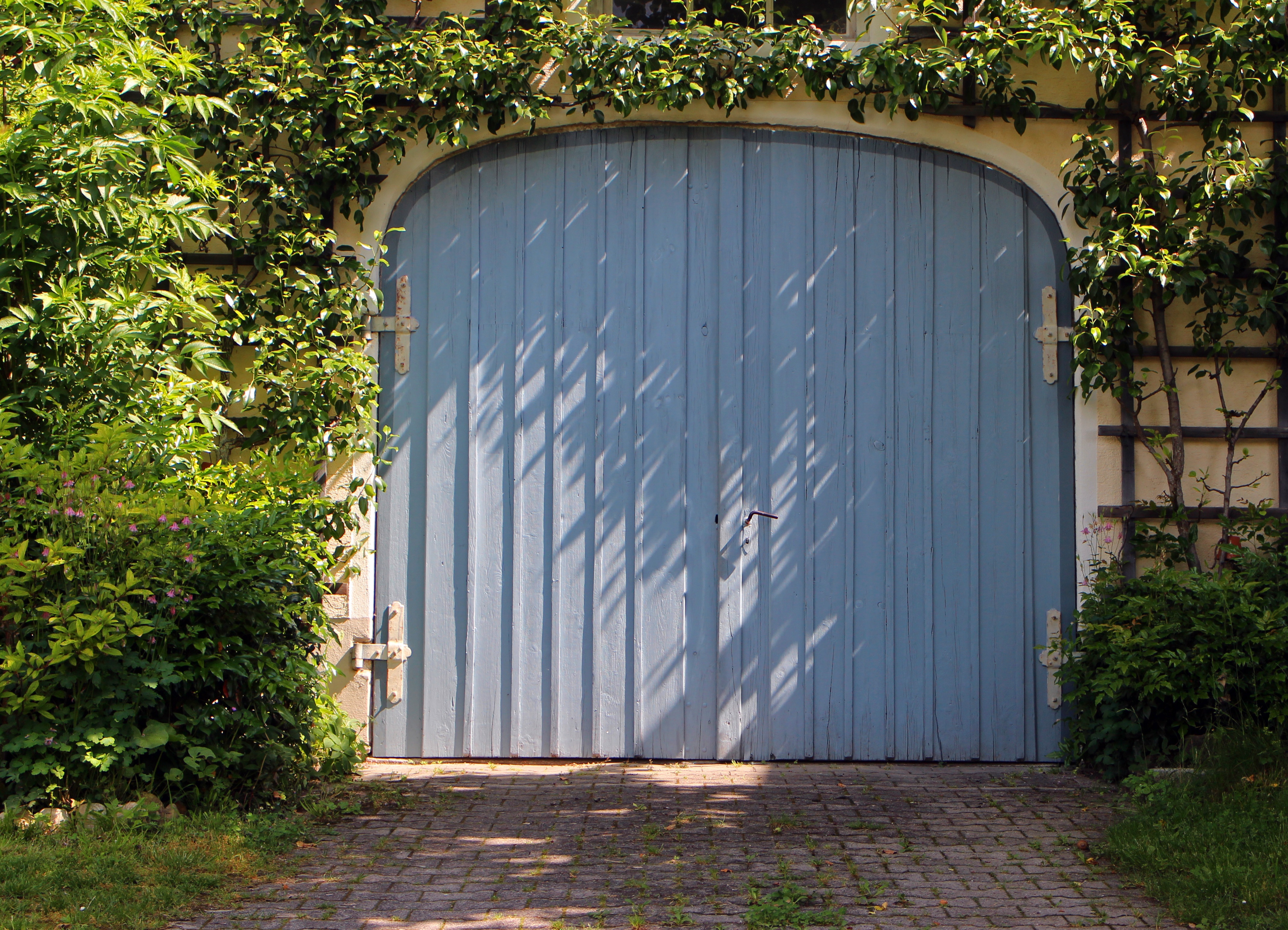 Moderne garagedeuren: focus op isolatie en minimalistisch design