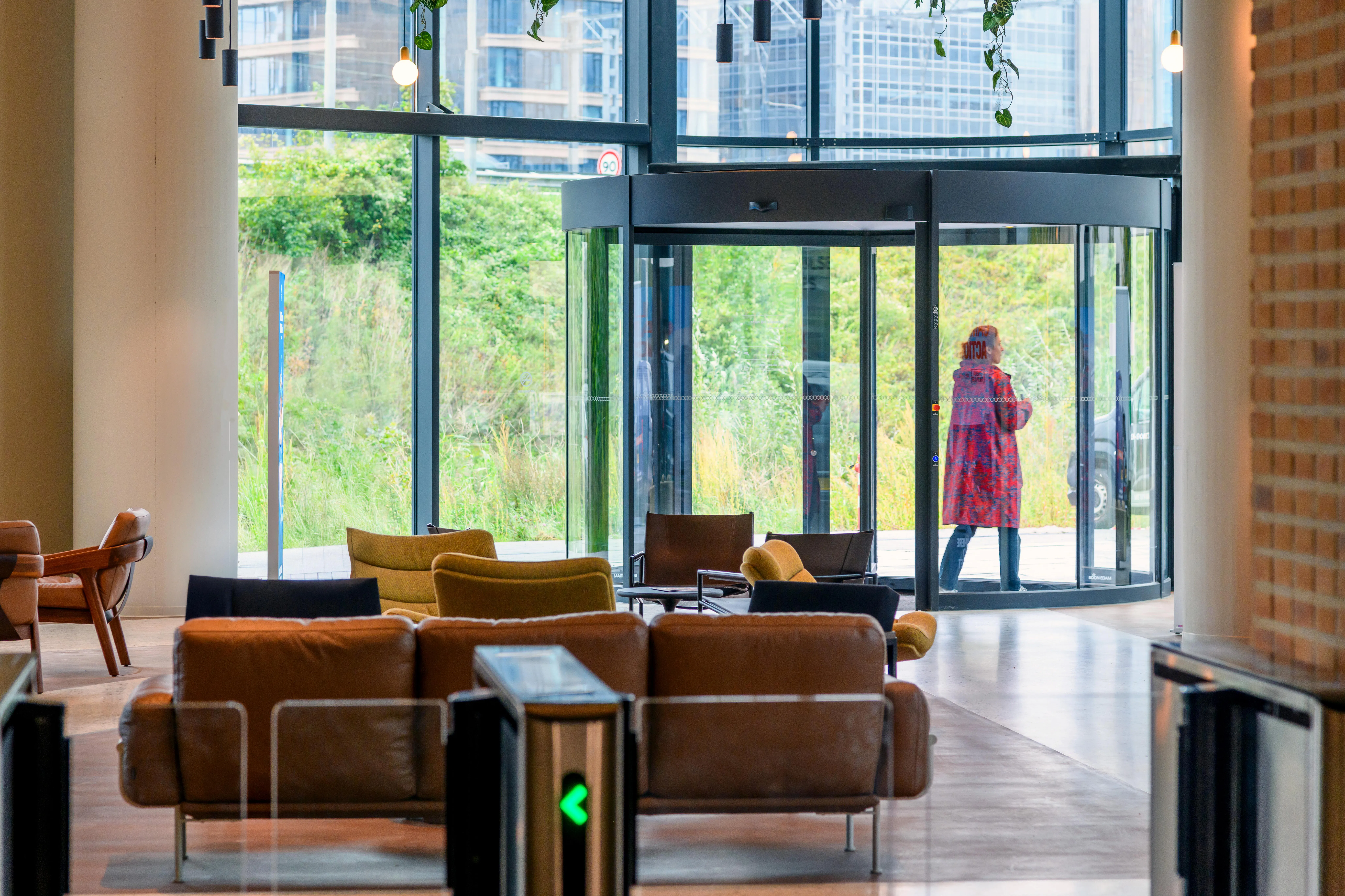 Bij project The Pulse, op de Zuidas in Amsterdam, is er onder andere uit duurzaamheidsredenen voor een draaideur gekozen.