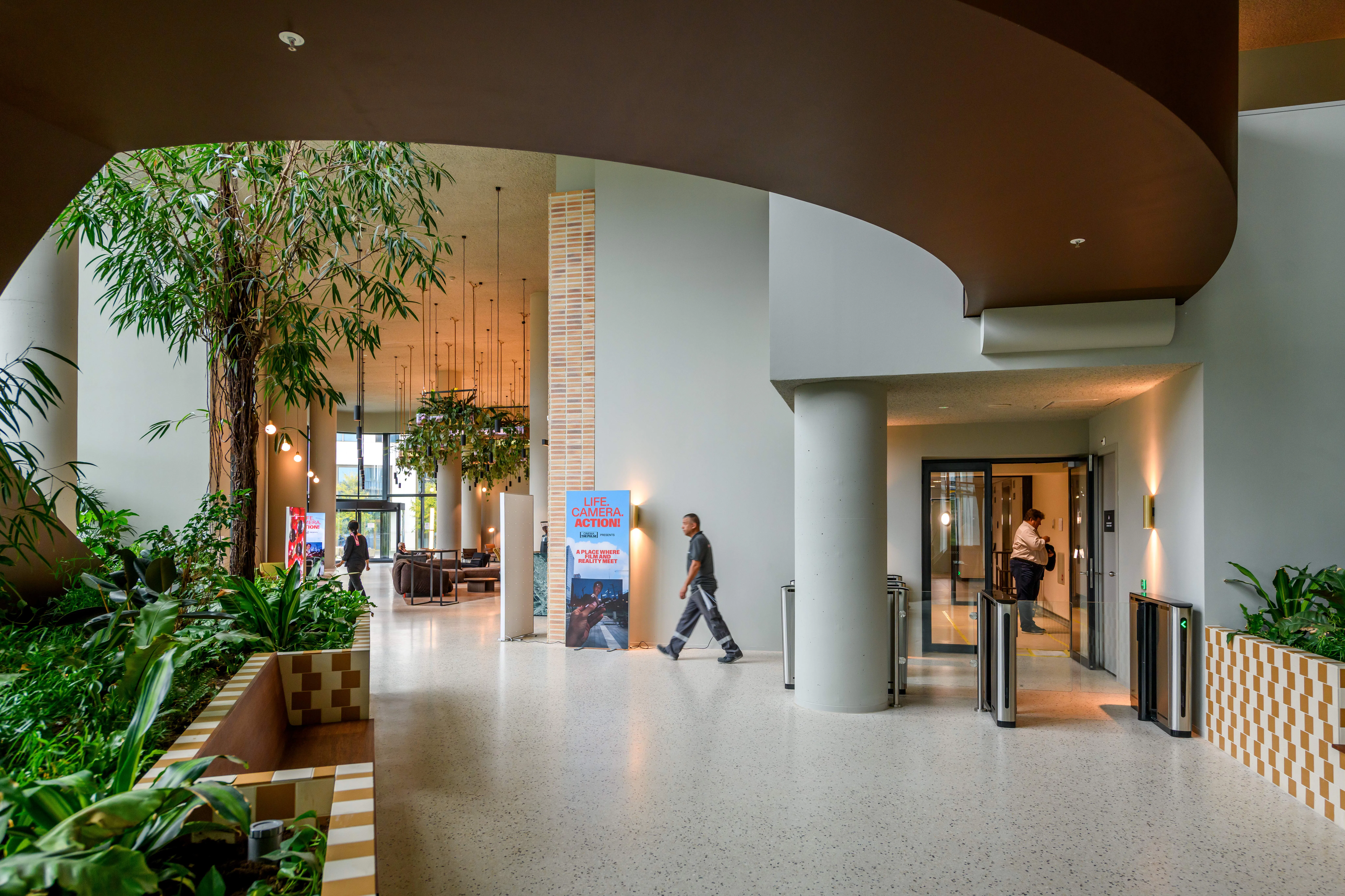 The Pulse is een multifunctioneel gebouw, waar kantoorpanden, woningbouw en horeca in zit.