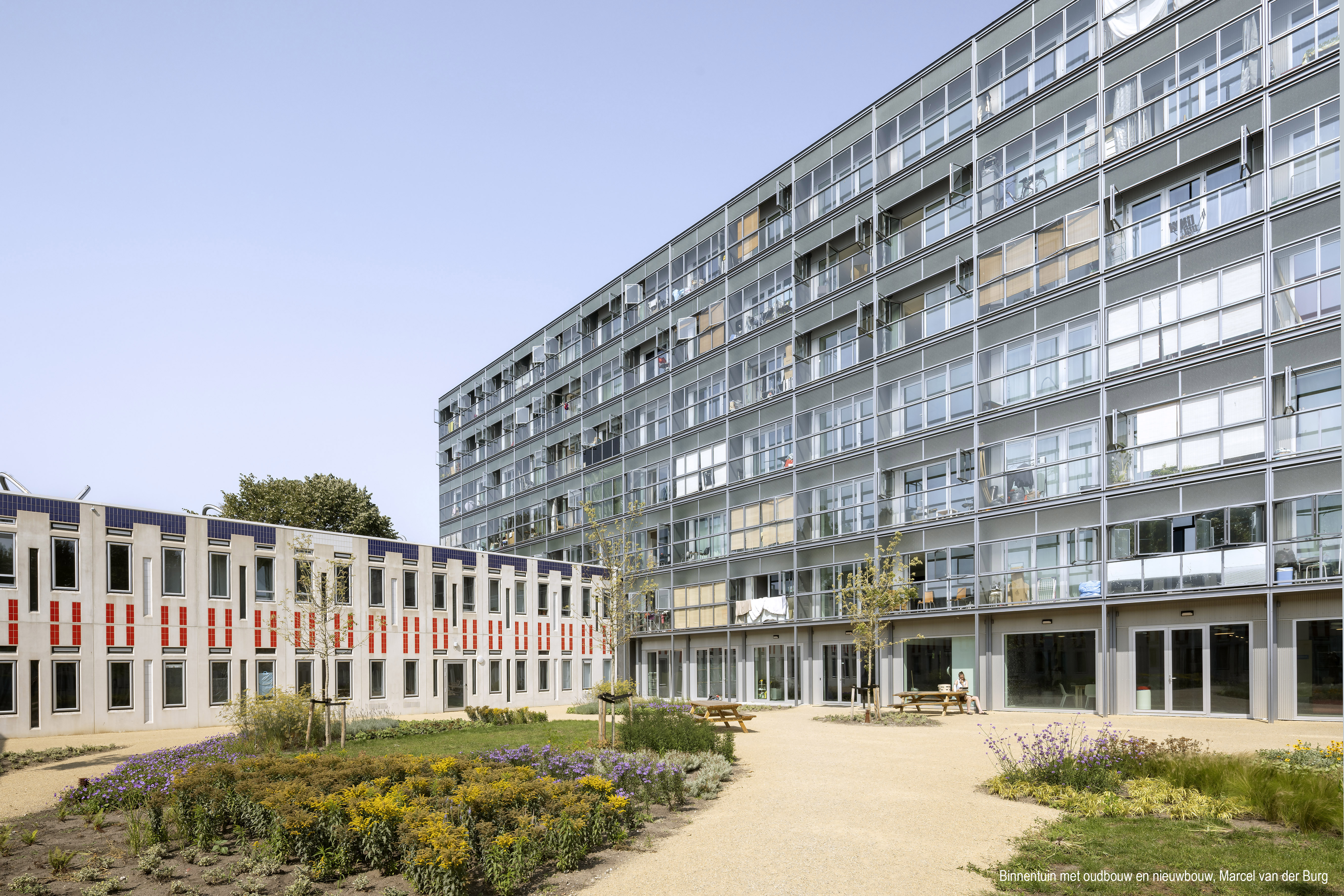 Beeld: Binnentuin met oudbouw en nieuwbouw/ Marcel van der Burg