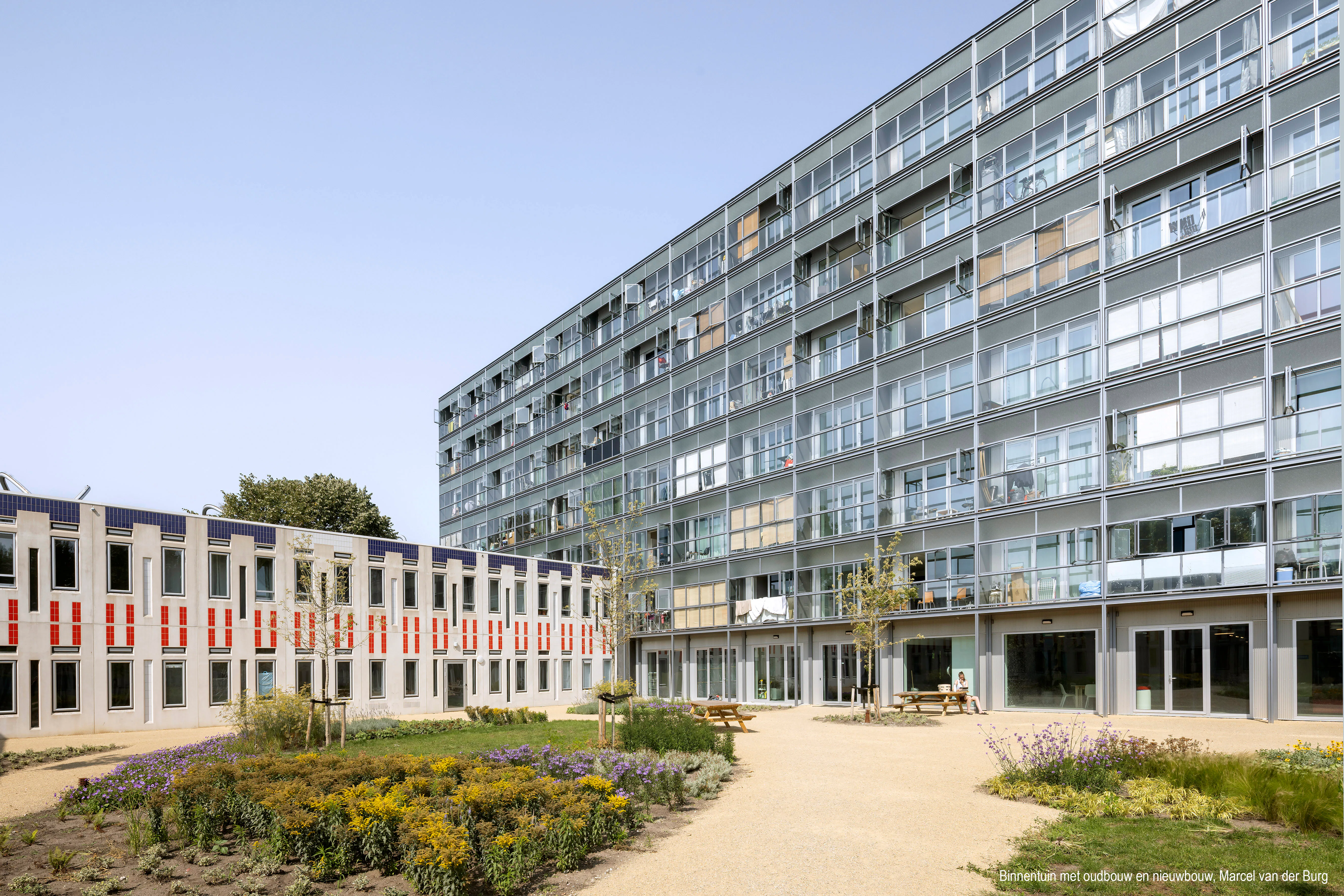 Beeld: Binnentuin met oudbouw en nieuwbouw/ Marcel van der Burg