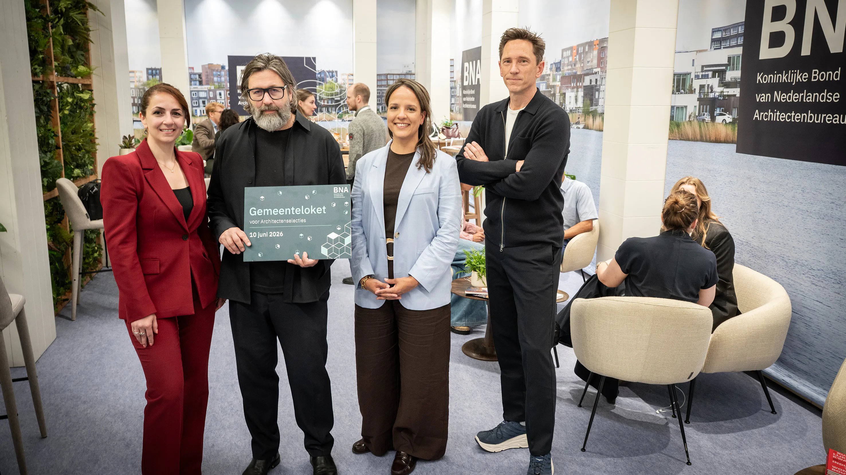 BNA voorzitter Jeroen de Willigen opent het Gemeenteloket samen met advocaten Rima Jengibarjan, Tjinta Terlien en Rijksbouwmeester Francesco Veenstra. Beeld BNA