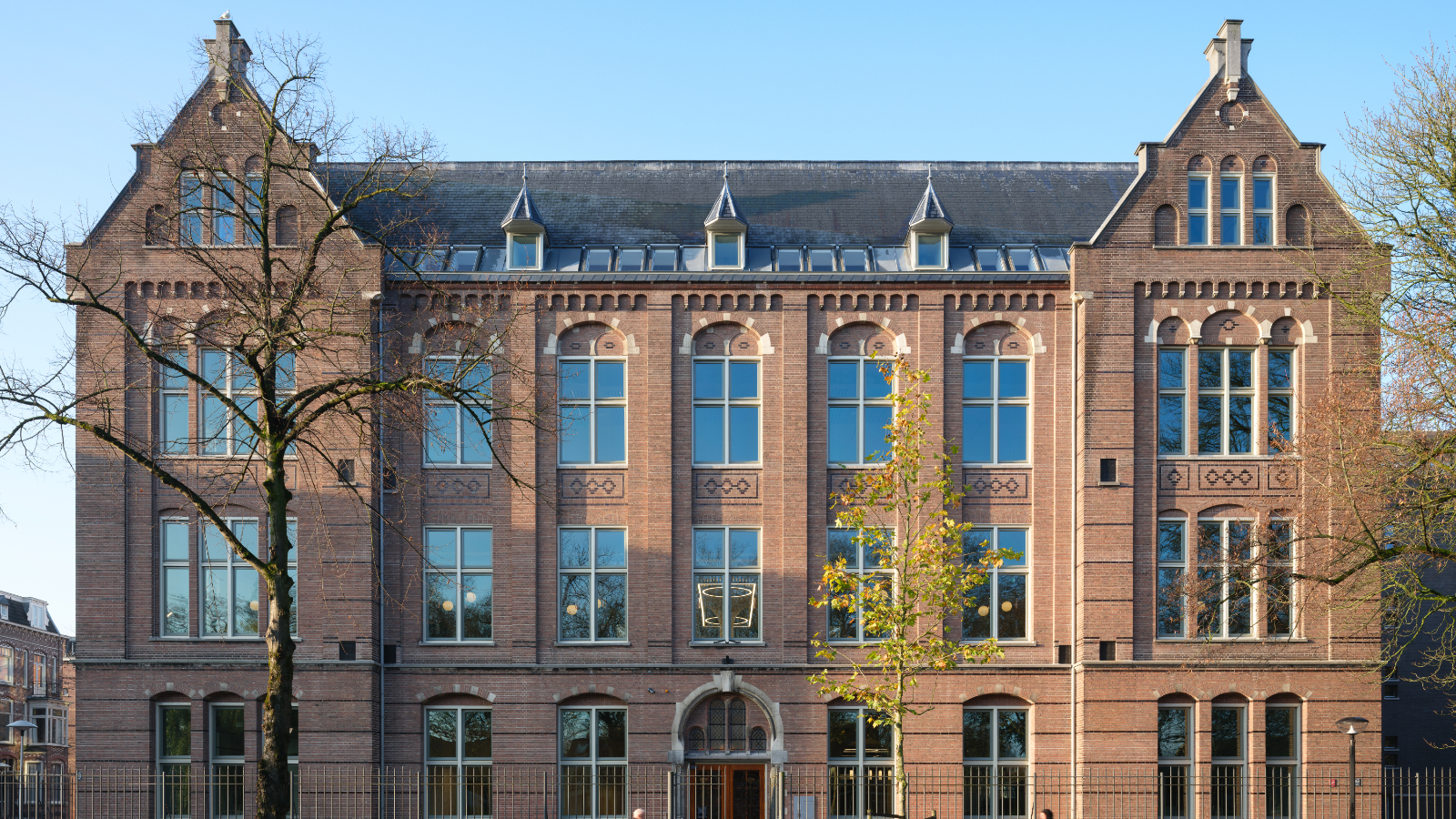 Beeld: Voormalige HBS uit 1903 getransformeerd tot opleidingsinstituut SSR / fotograaf: Stijn Poelstra