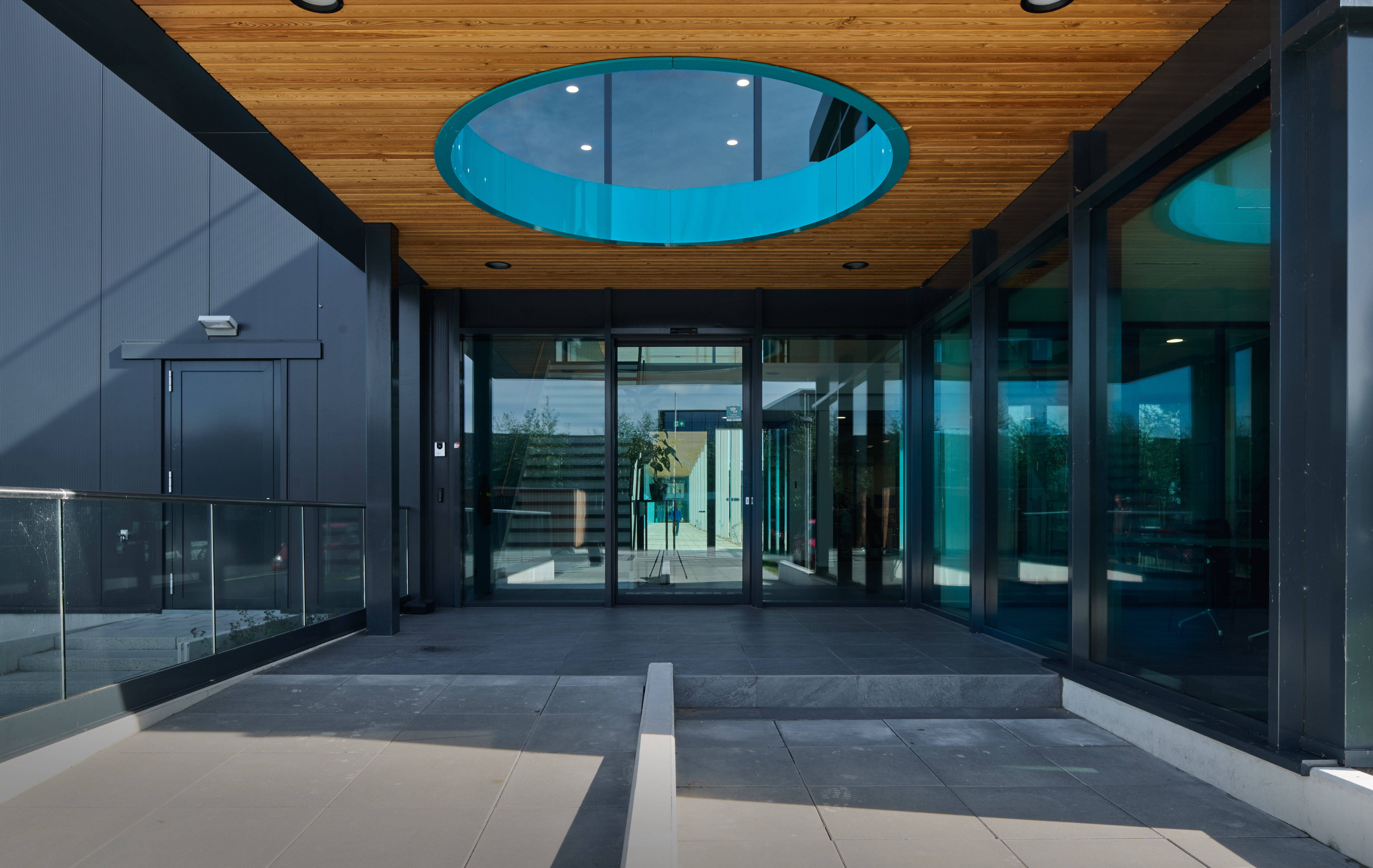 Beeld: Entree Europees hoofdkwartier Kobelco Construction Machinery Lelystad, Aad van Vliet