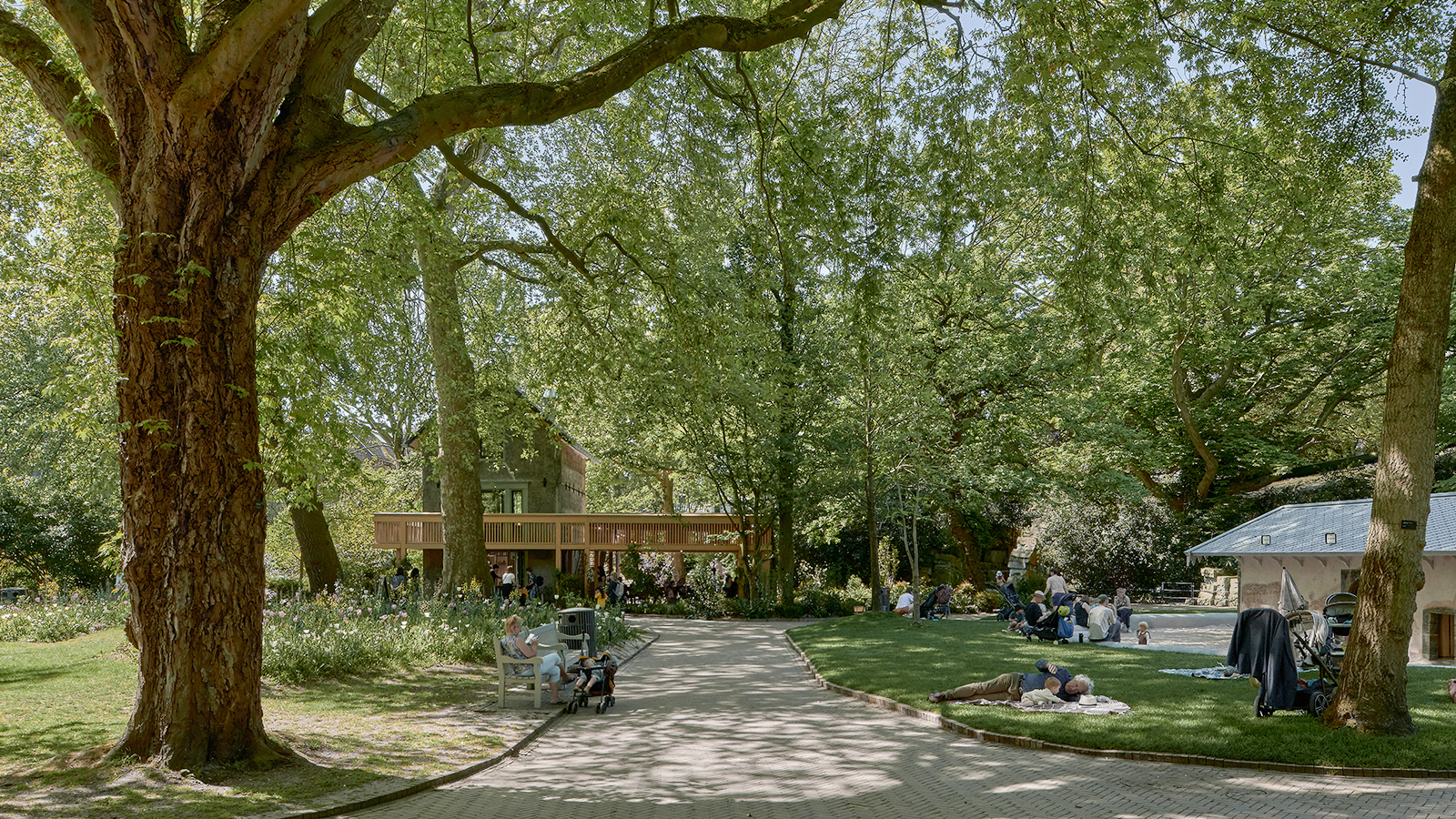Beeld: Het recent gerenoveerde duivenhuis en de tot speeltuin getransformeerde voormalige moeflonstal vormen lommerijke rustplekken in de dierentuin (foto:Max Hart Nibbrig)