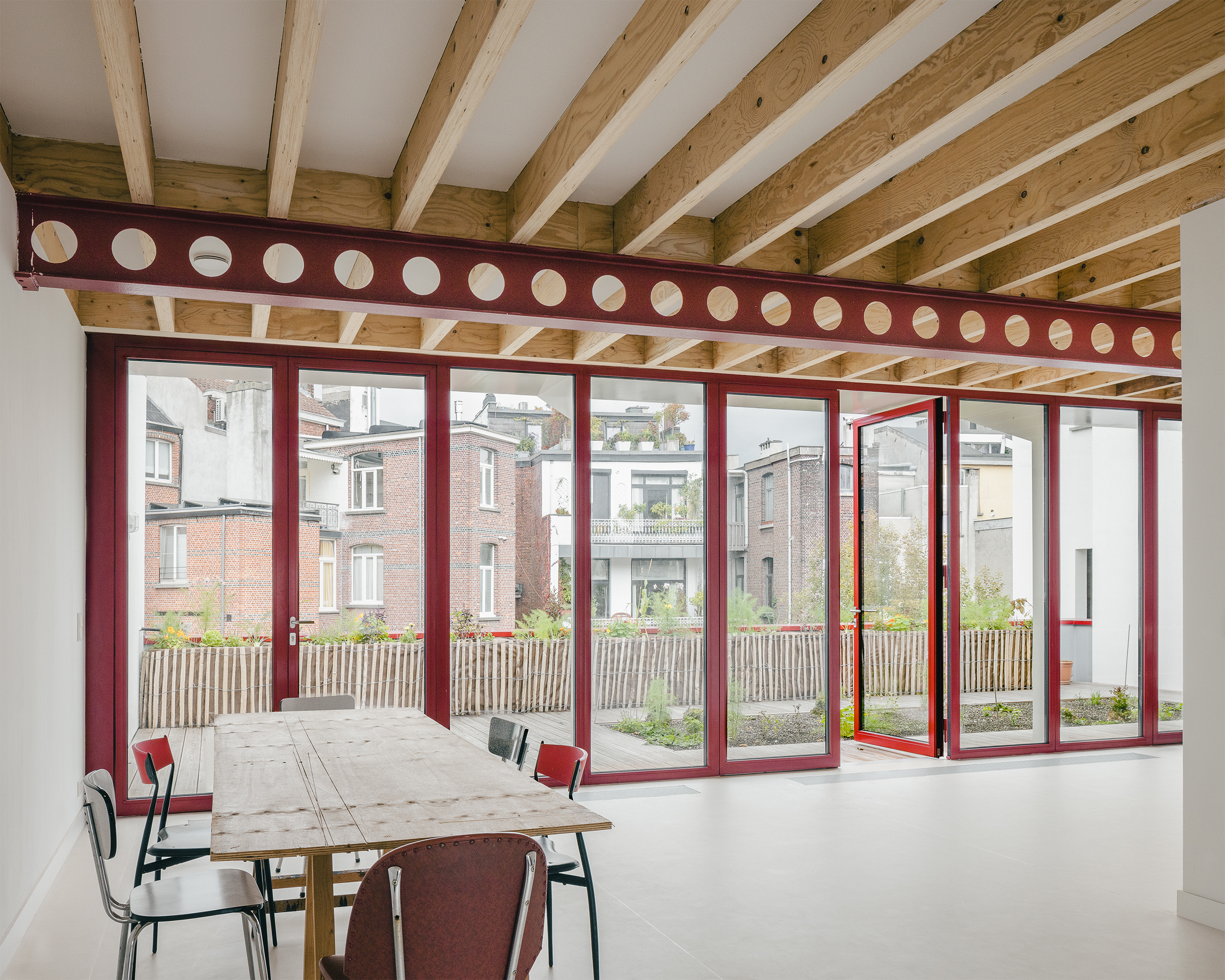 Beeld: niveau 2: de voormalige concierge-verdieping in een nieuw jasje, een ruim dakterras, waarvan de borstwering bestaat uit circulaire moestuinbakken, geven de ruimte een royaal karakter / fotograaf: Dennis De Smet
